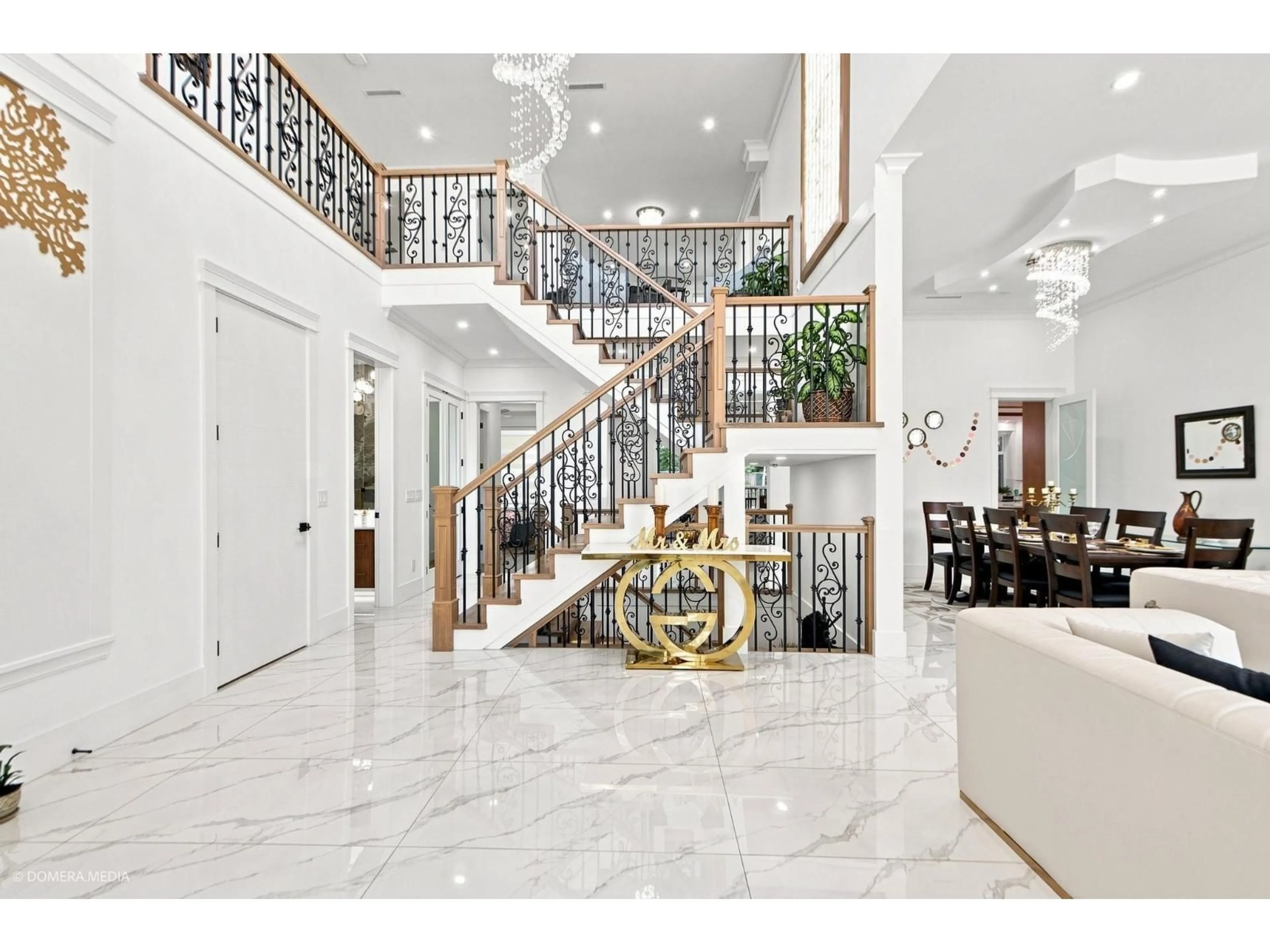 Indoor foyer for 13236 78A AVENUE, Surrey British Columbia V3W7B7