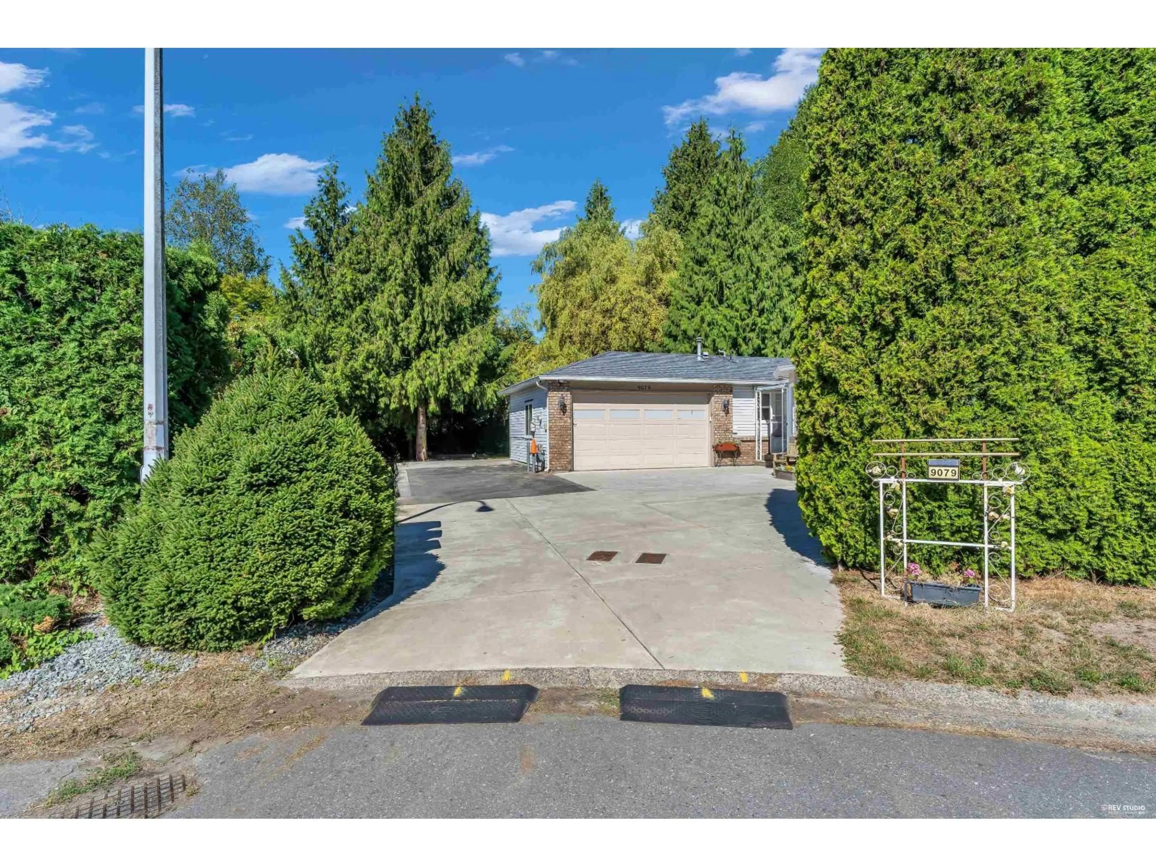 A pic from outside/outdoor area/front of a property/back of a property/a pic from drone, street for 9079 144 STREET, Surrey British Columbia V3V5Z9