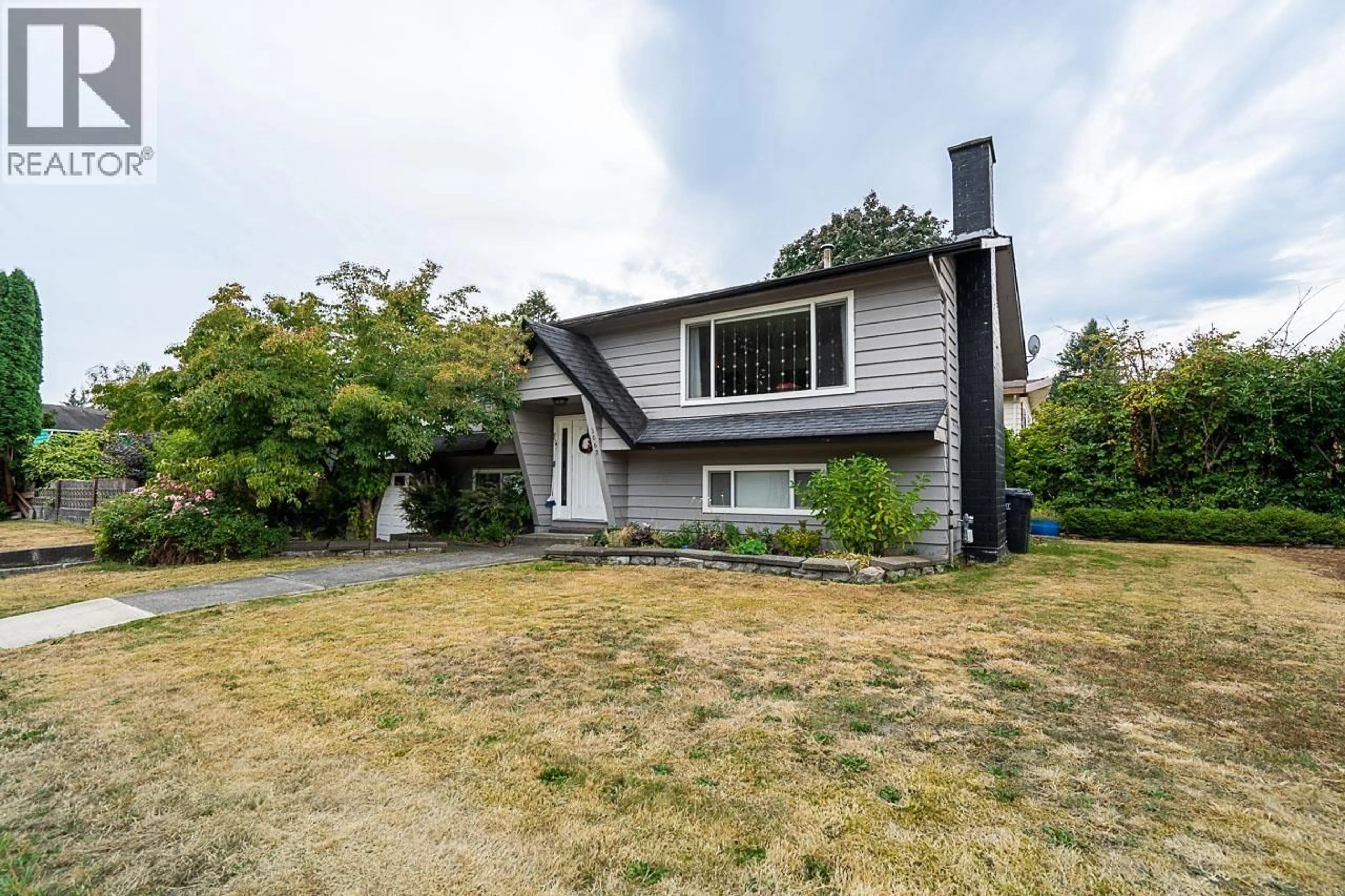 Home with vinyl exterior material, street for 3067 NEWBERRY STREET, Port Coquitlam British Columbia V3B3J5