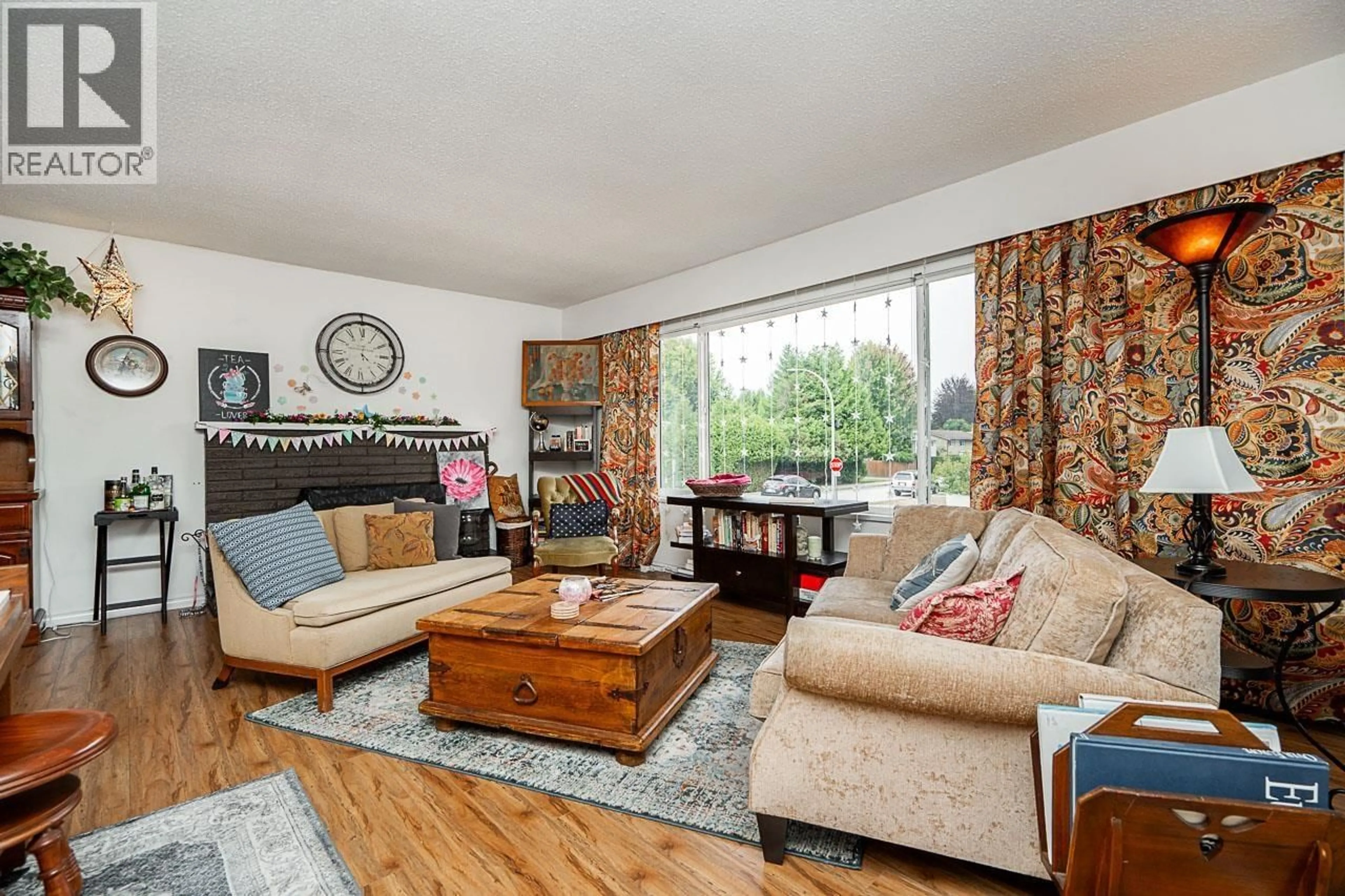 Living room with furniture, wood/laminate floor for 3067 NEWBERRY STREET, Port Coquitlam British Columbia V3B3J5