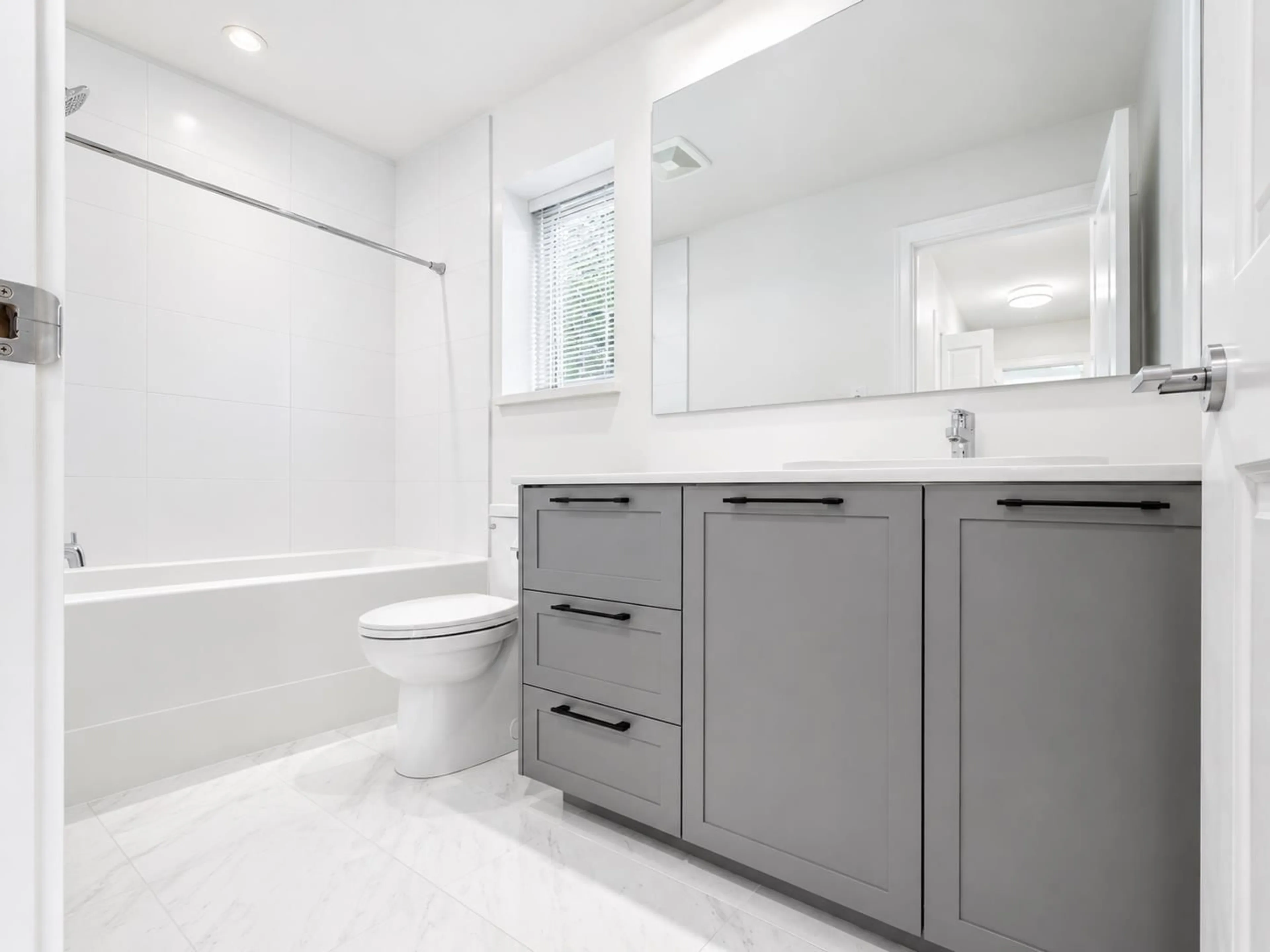 Contemporary bathroom, ceramic/tile floor for 70 - 15898 27 AVENUE, Surrey British Columbia V3Z0T2