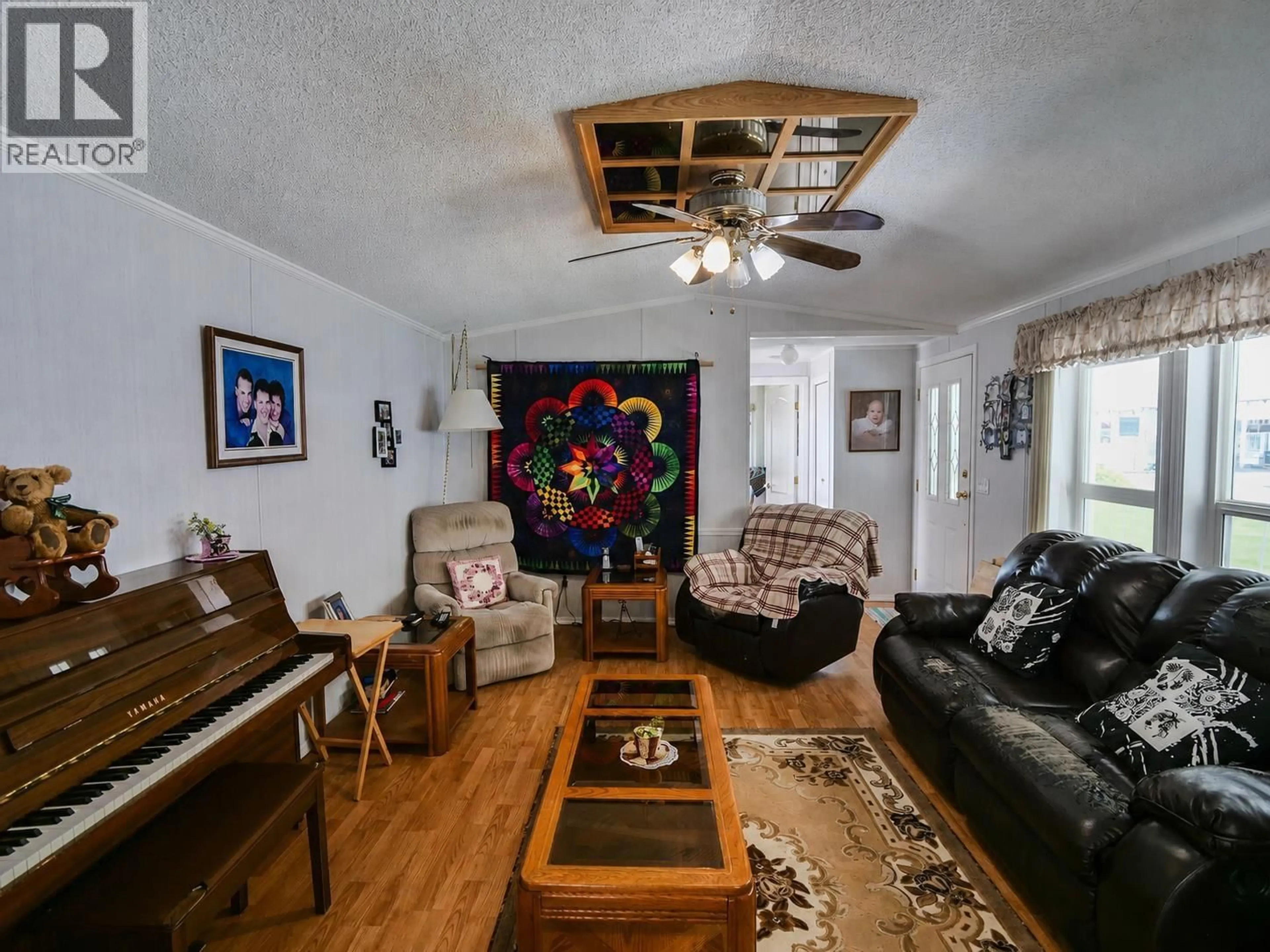 Living room with furniture, wood/laminate floor for 25 - 2682 RICHARDSON ROAD, Quesnel British Columbia V2J4R7
