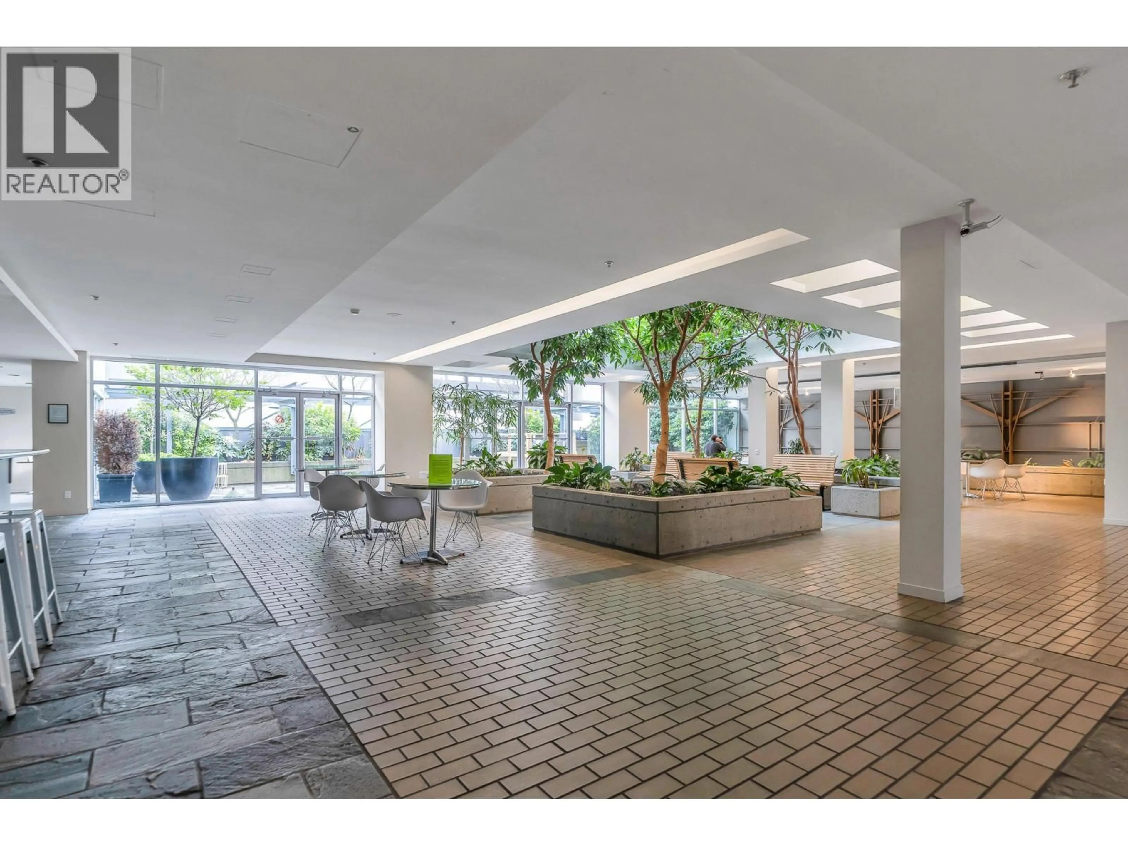 Indoor foyer for 902 - 989 NELSON STREET, Vancouver British Columbia V6Z2S1
