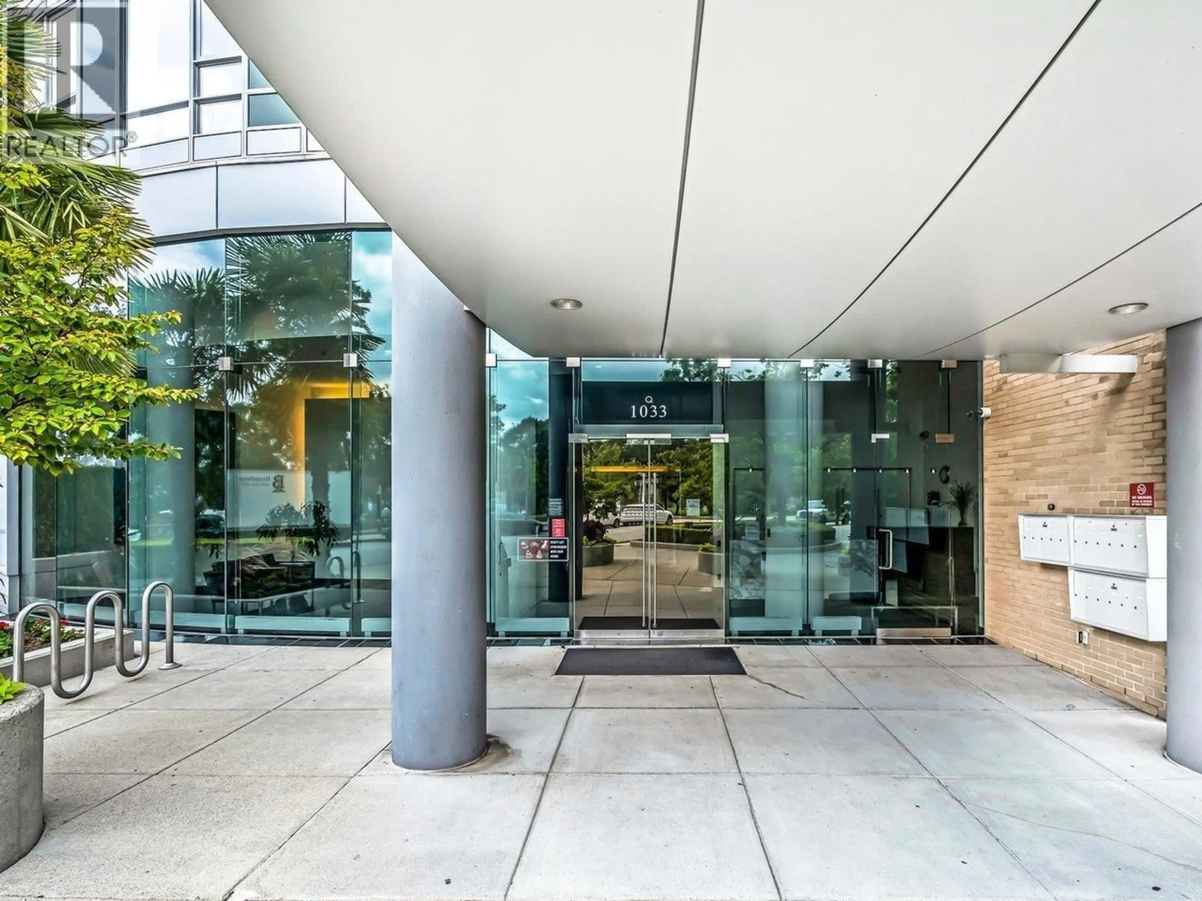 Indoor foyer for 2105 - 1033 MARINASIDE CRESCENT, Vancouver British Columbia V6Z3A3