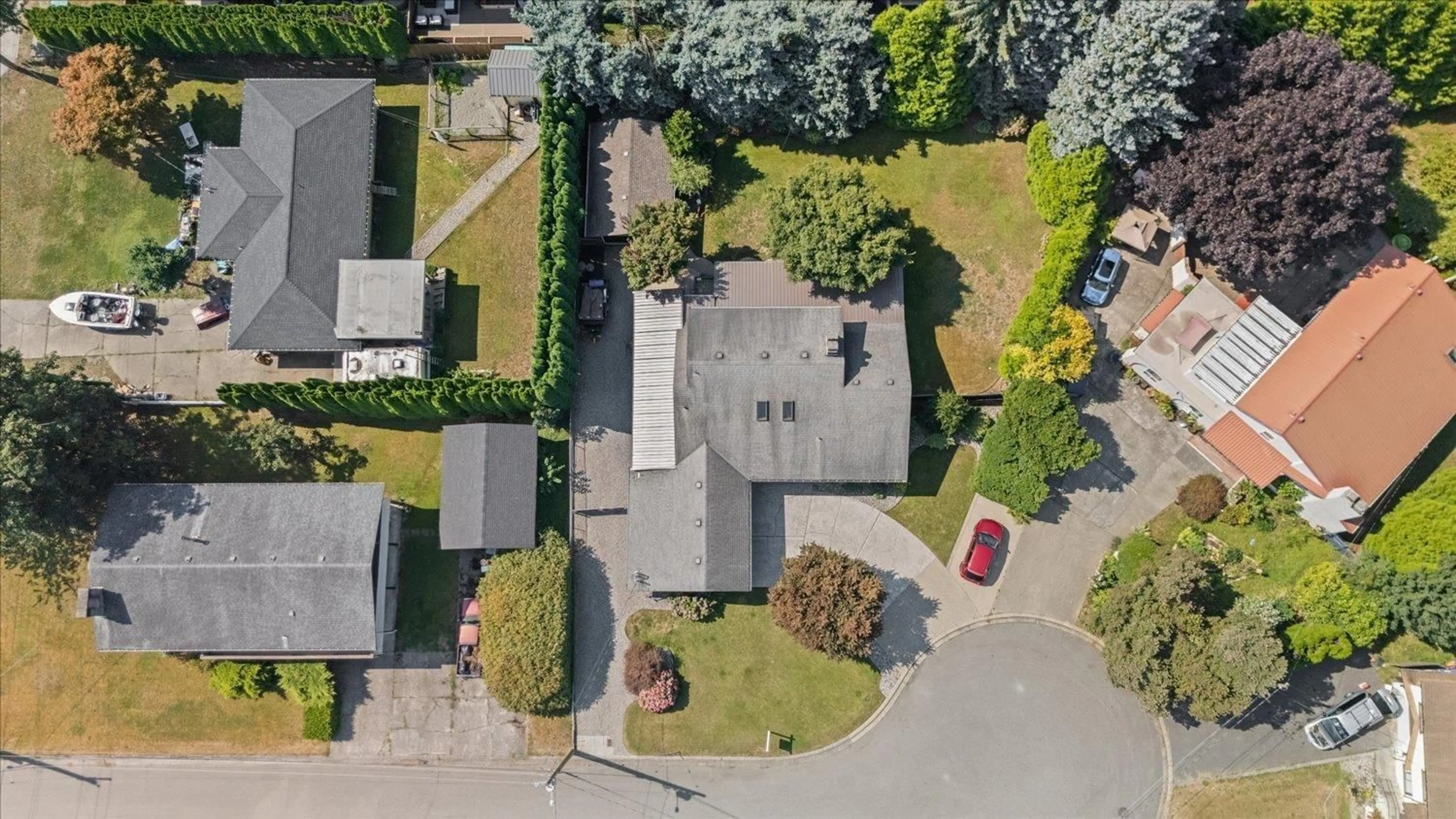A pic from outside/outdoor area/front of a property/back of a property/a pic from drone, street for 1752 CEDAR PLACE, Agassiz British Columbia V0M1A2