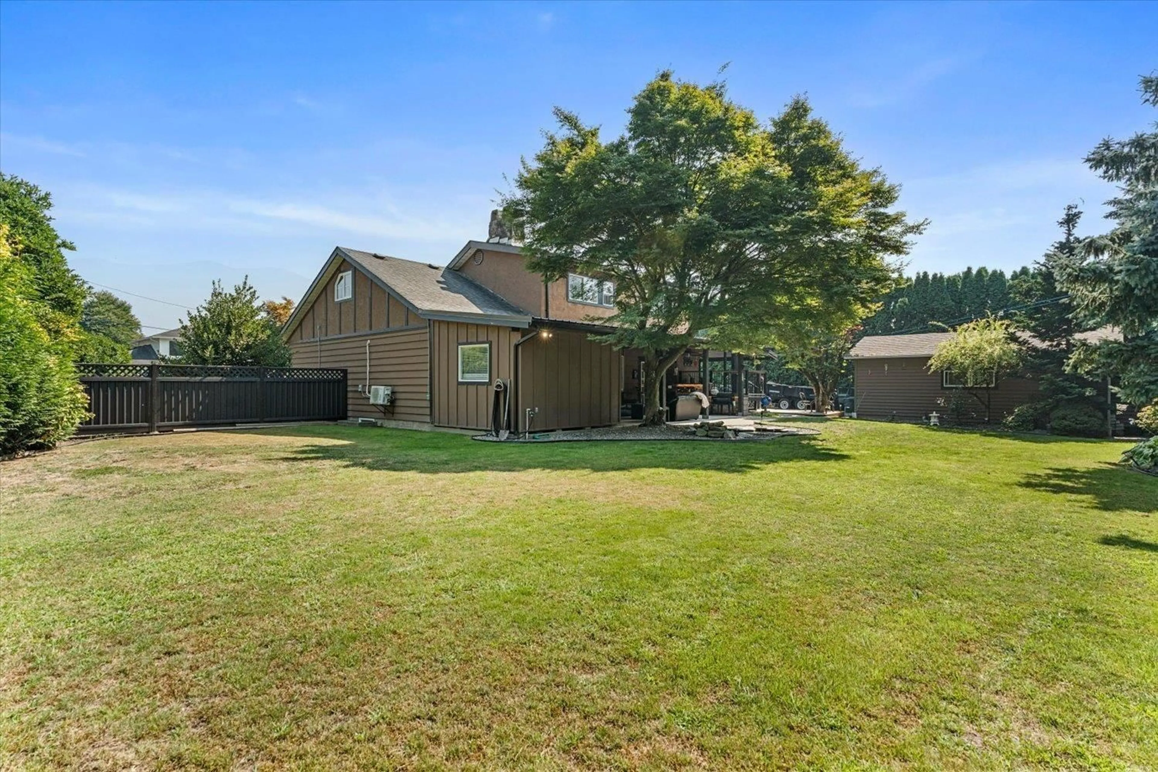 A pic from outside/outdoor area/front of a property/back of a property/a pic from drone, unknown for 1752 CEDAR PLACE, Agassiz British Columbia V0M1A2