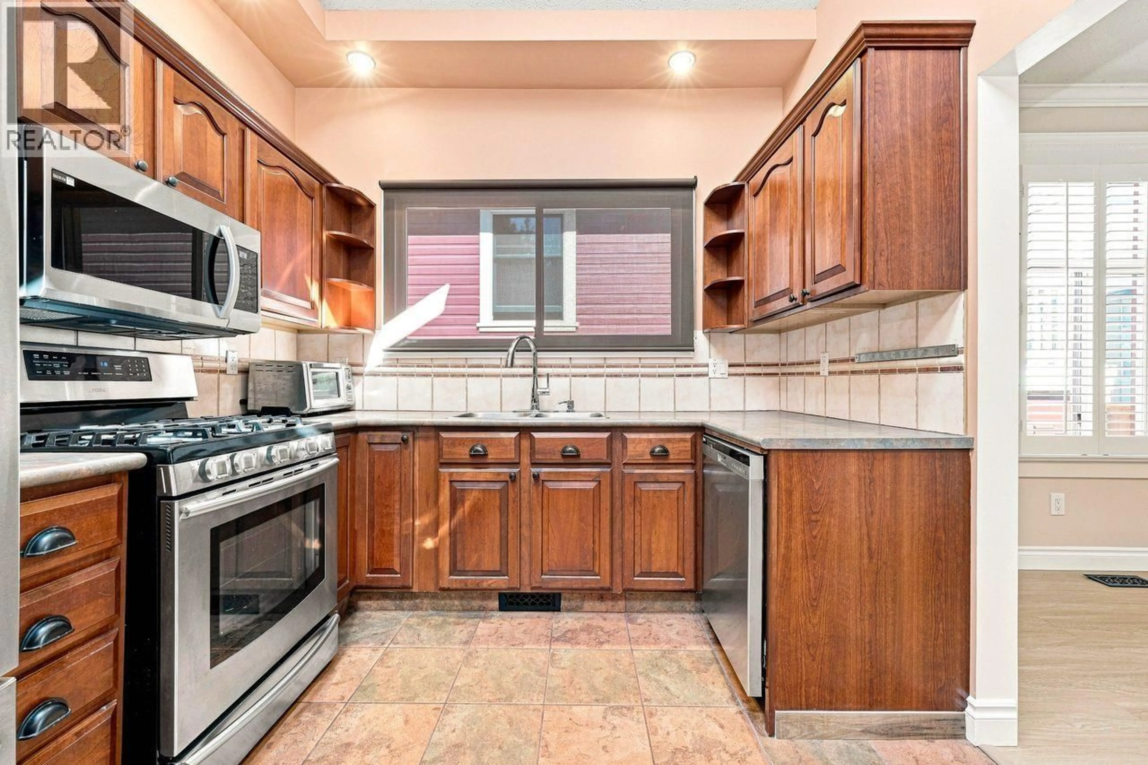 Standard kitchen, ceramic/tile floor for 223 MANITOBA STREET, New Westminster British Columbia V3L1J3