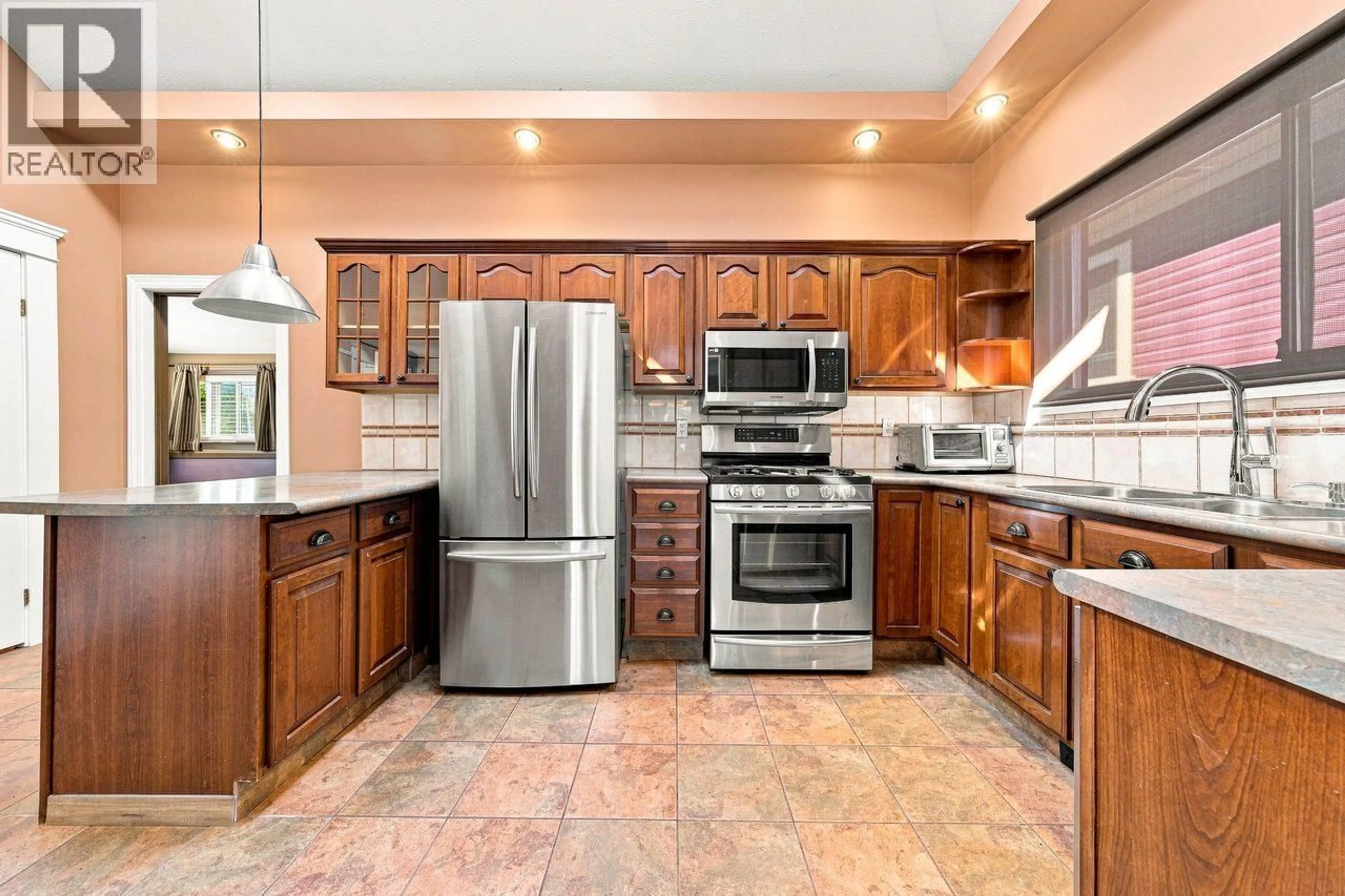 Open concept kitchen, ceramic/tile floor for 223 MANITOBA STREET, New Westminster British Columbia V3L1J3