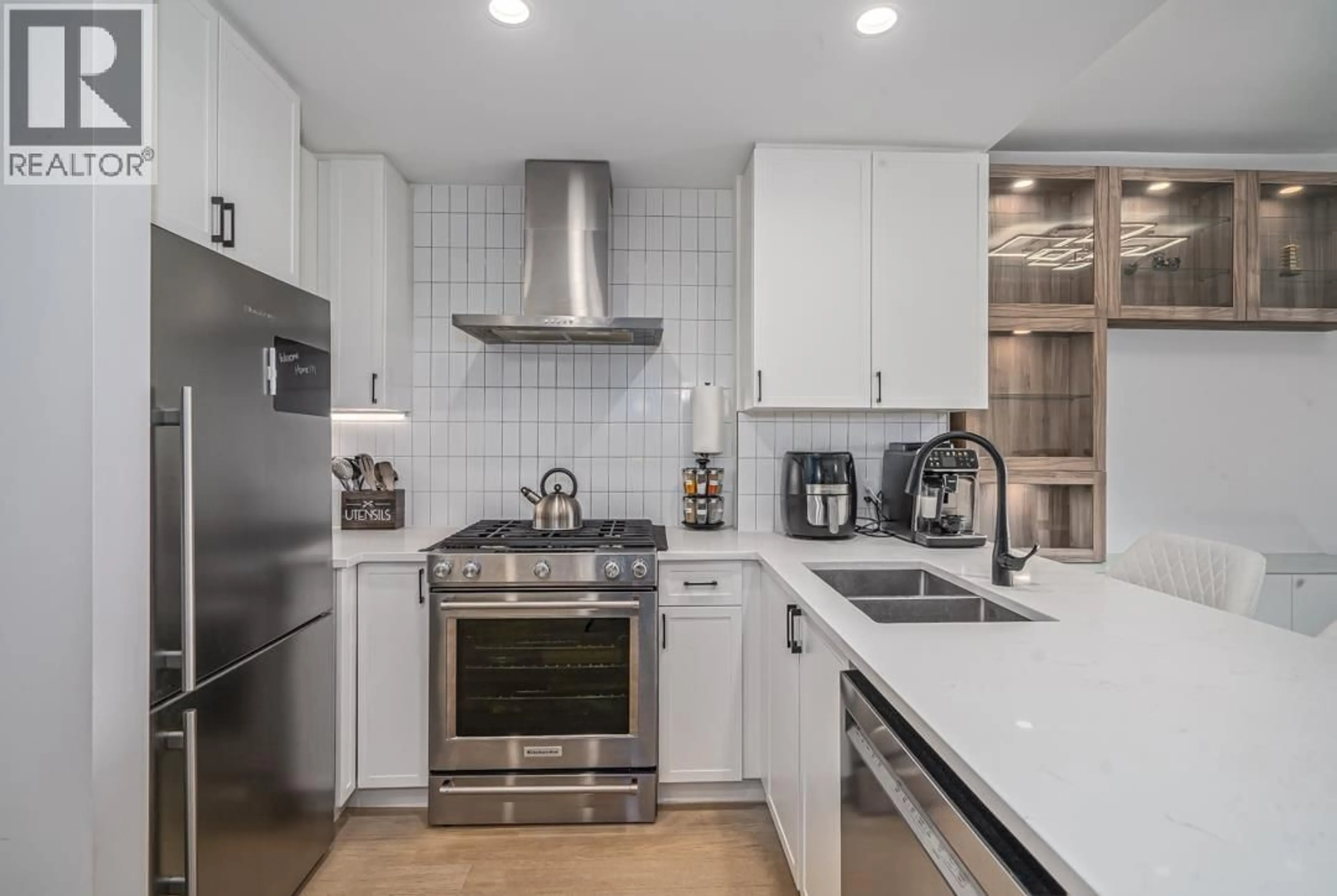 Contemporary kitchen, unknown for 303 - 22226 BROWN AVENUE, Maple Ridge British Columbia V2X4R2