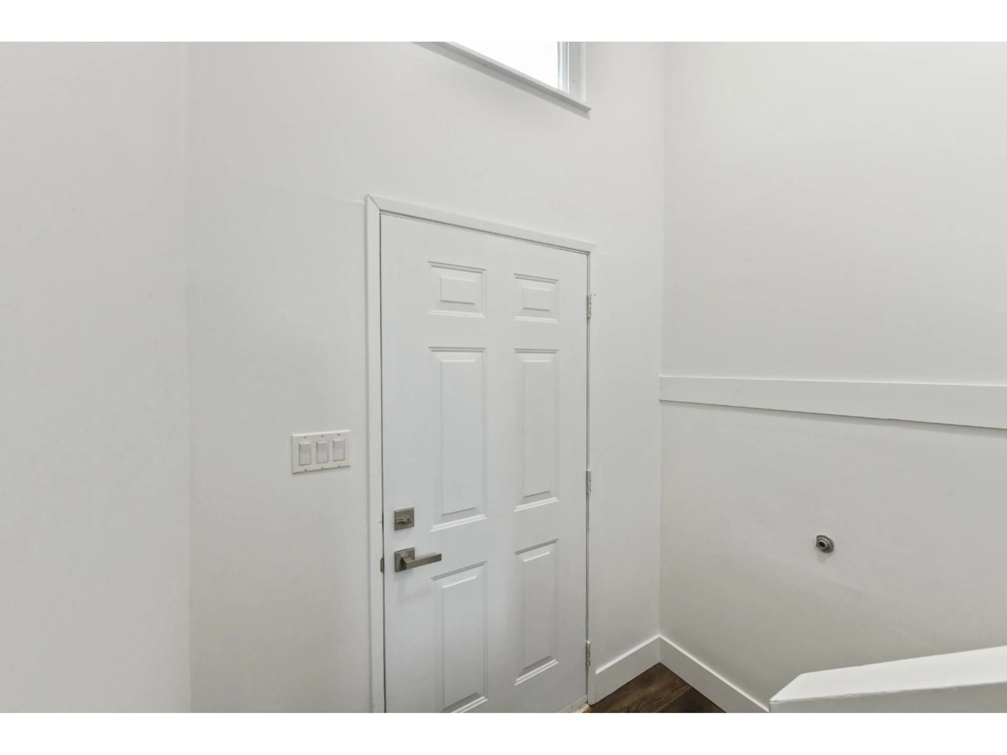 Indoor entryway for 17424 64 AVENUE, Surrey British Columbia V3S1Y9