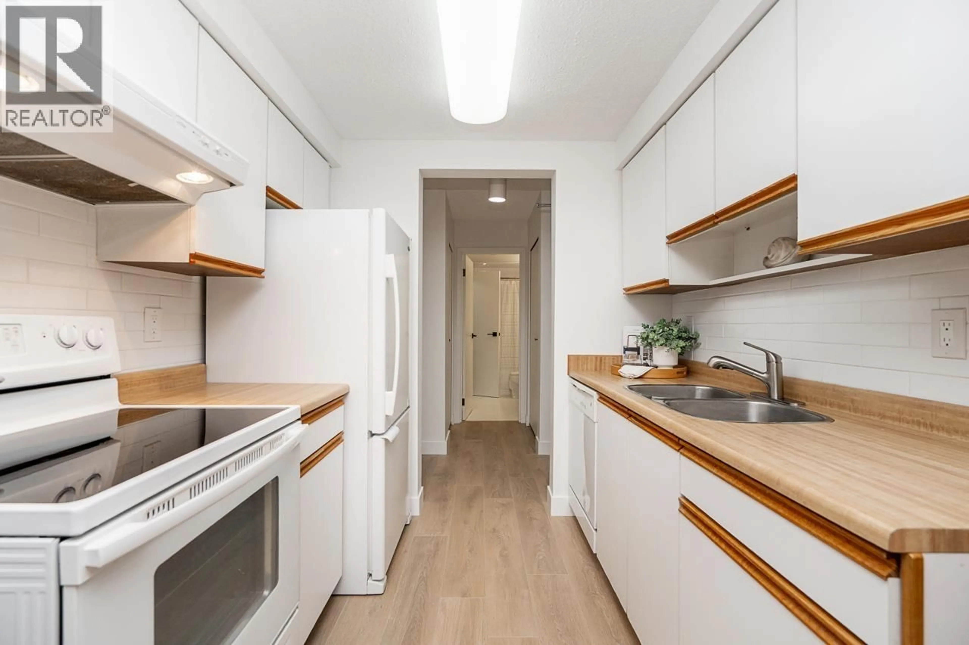 Standard kitchen, wood/laminate floor for 220 - 7055 WILMA STREET, Burnaby British Columbia V5E4B1