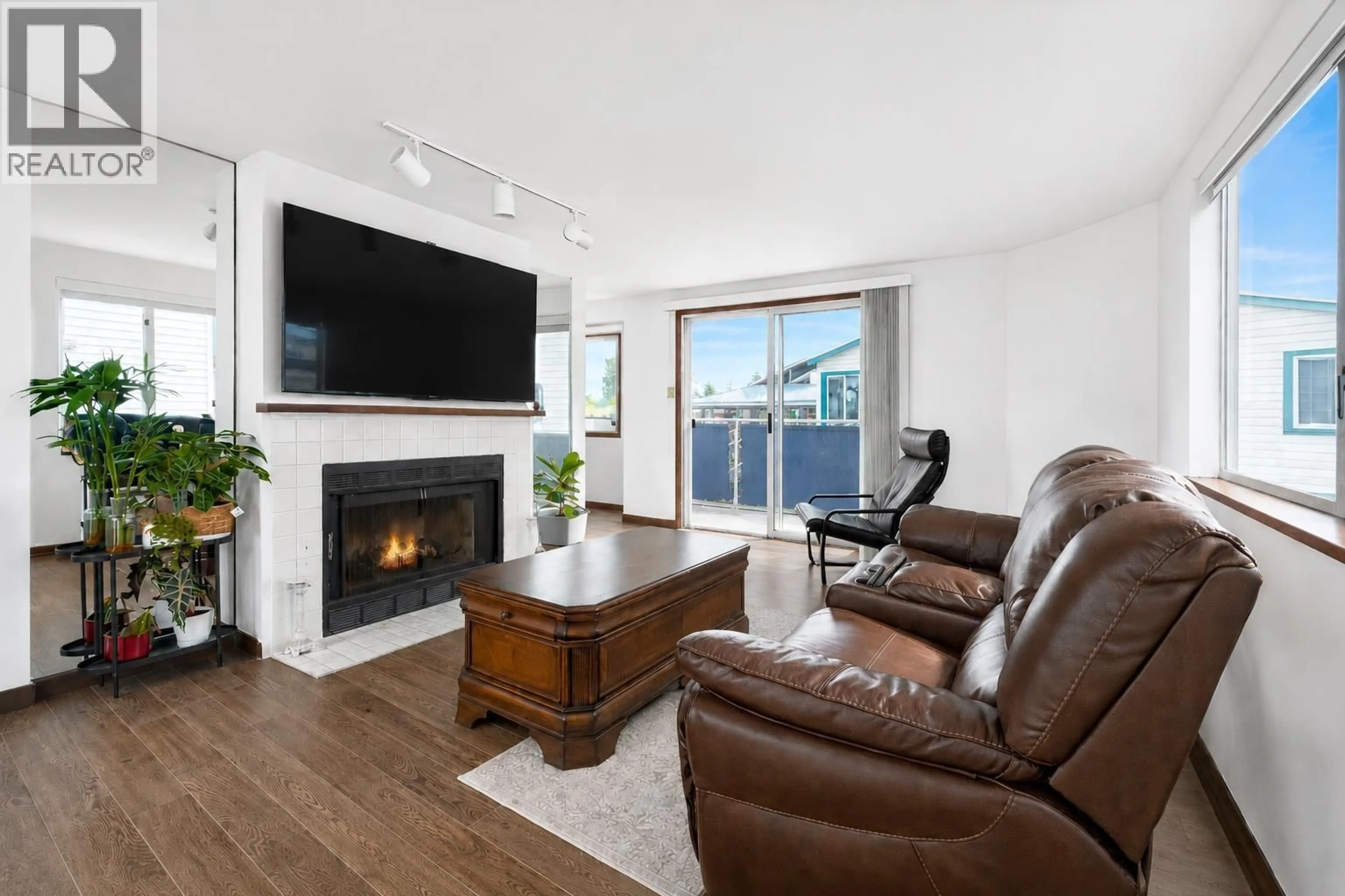 Living room with furniture, wood/laminate floor for 14 - 3459 RIVER ROAD, Delta British Columbia V4K3N2