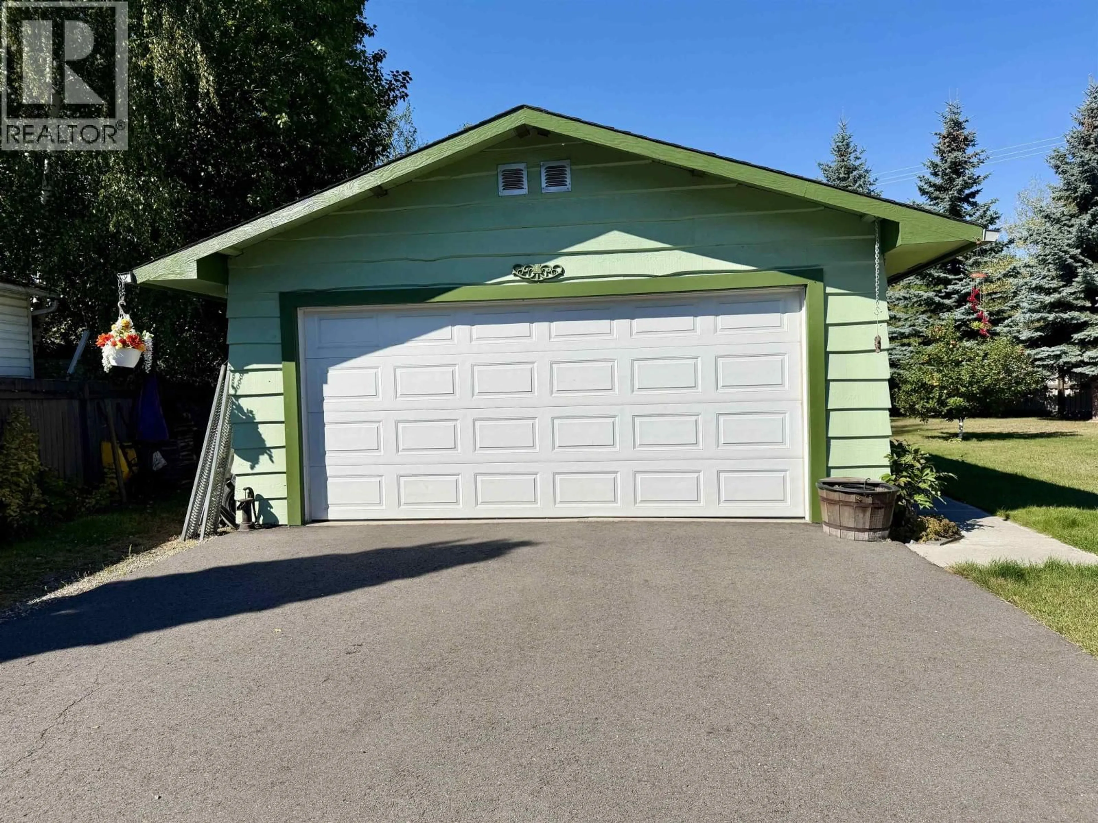 Indoor garage for 2926 MCGILL PLACE, Prince George British Columbia V2N3K3