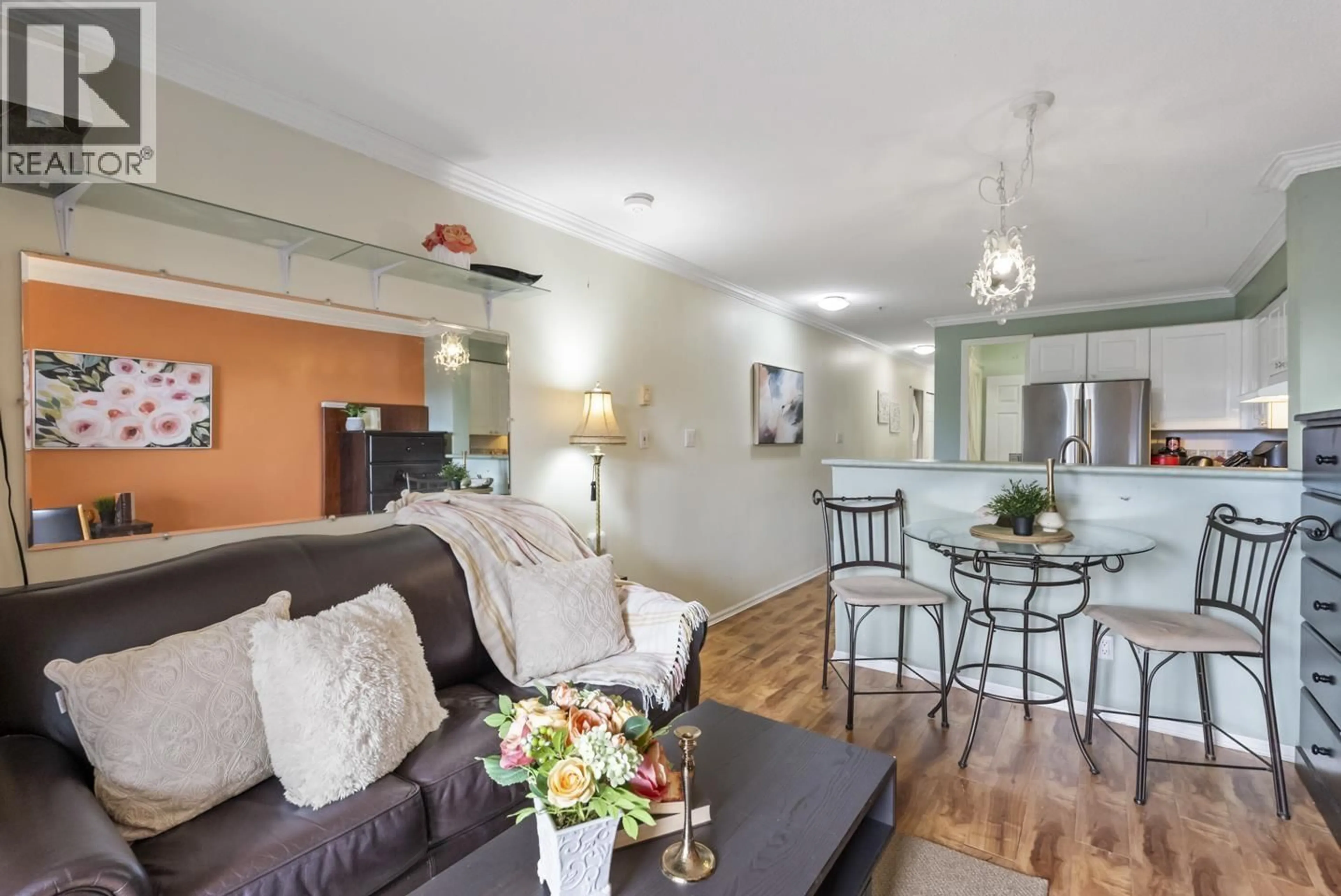 Living room with furniture, wood/laminate floor for 202 - 868 KINGSWAY, Vancouver British Columbia V5V3C3