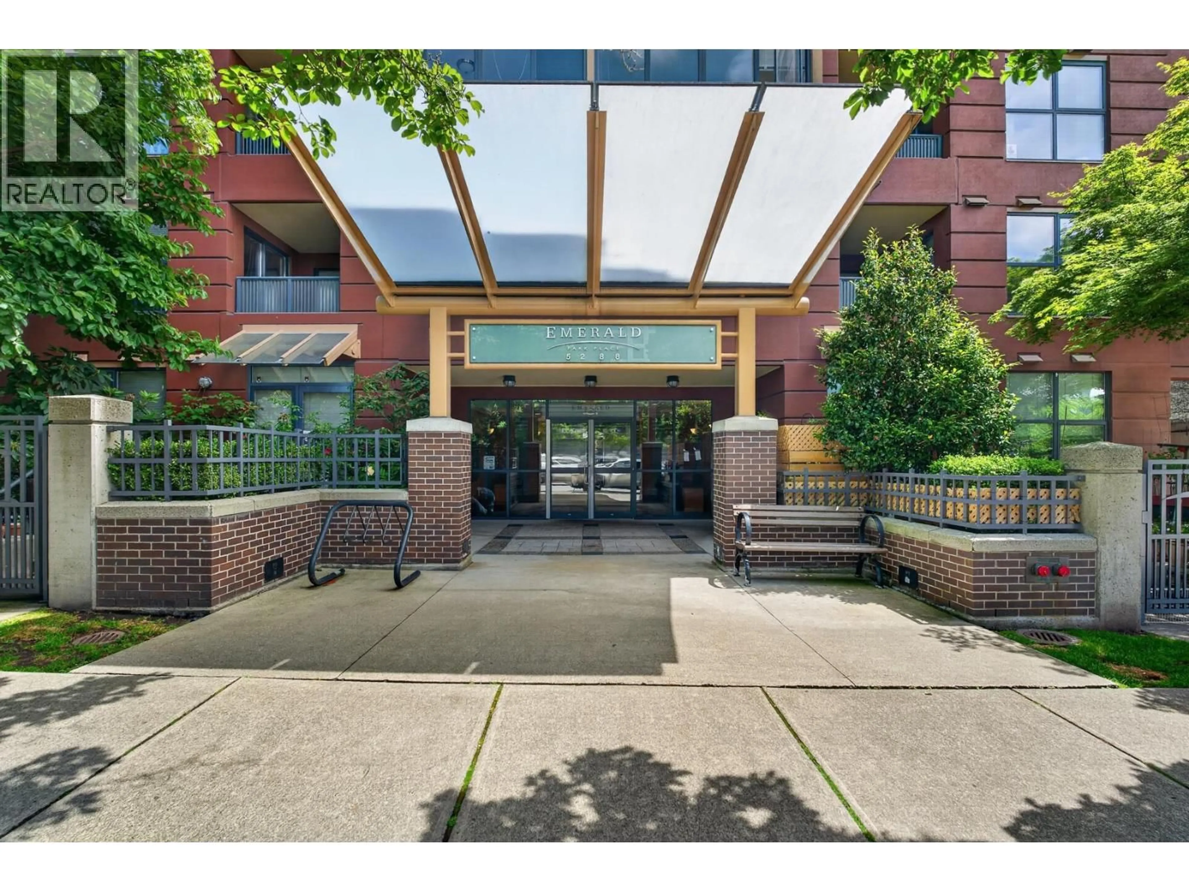 Indoor foyer for 208 - 5288 MELBOURNE STREET, Vancouver British Columbia V5R6E6