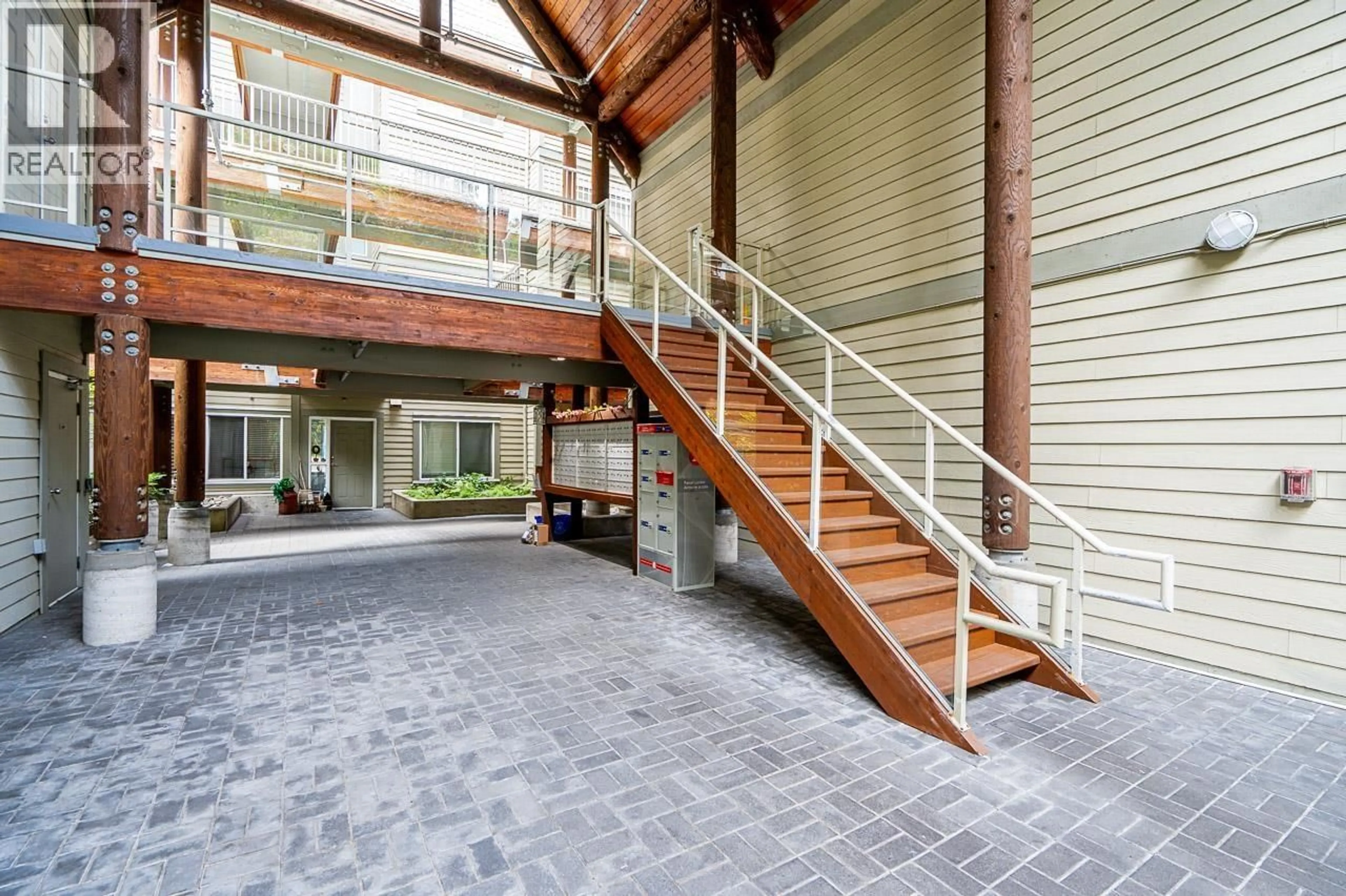Indoor foyer for 218 - 1120 TSATSU SHORES DRIVE, Delta British Columbia V4M4G3
