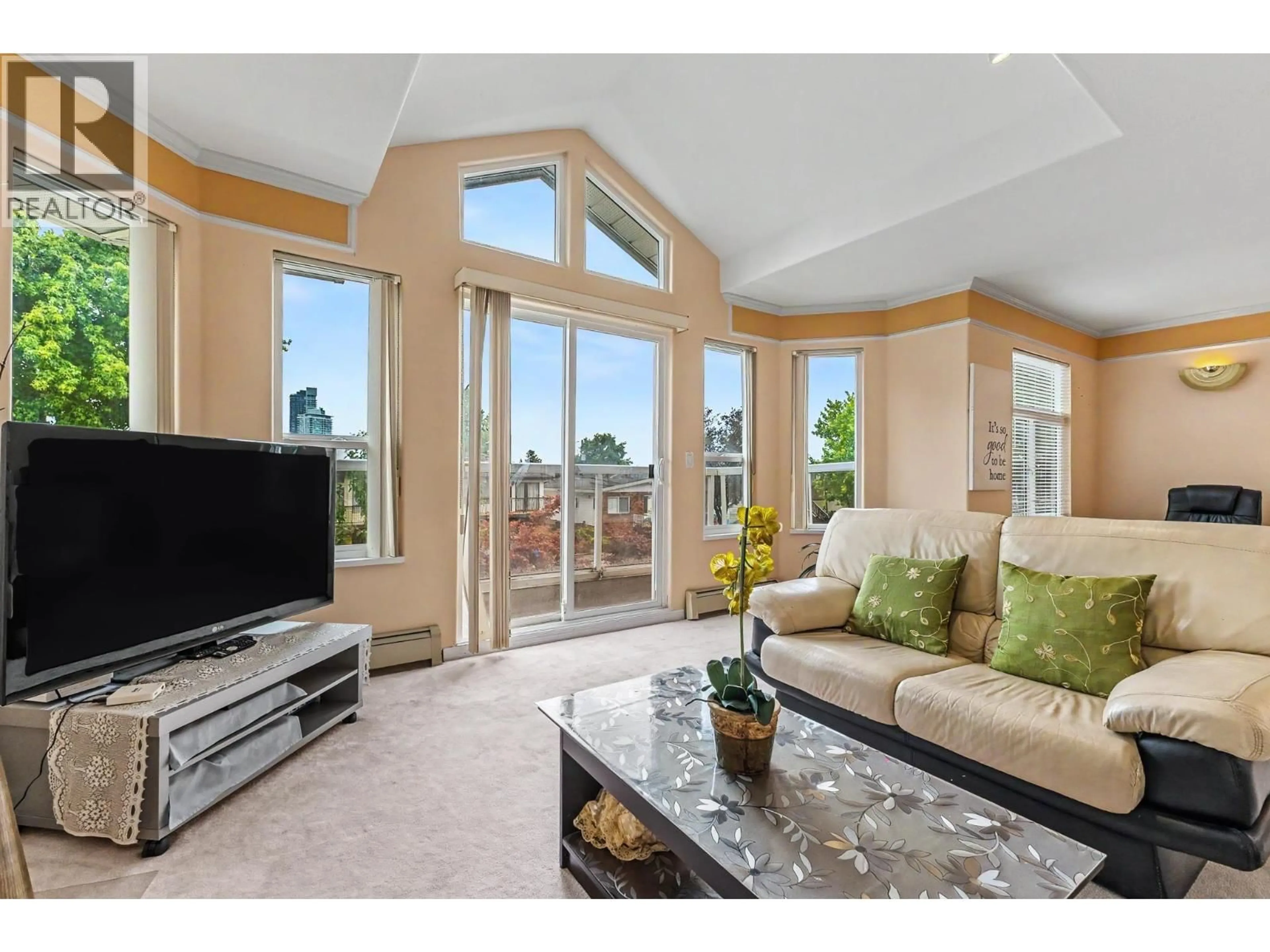 Living room with furniture, unknown for 4137 PARKER STREET, Burnaby British Columbia V5C3C2