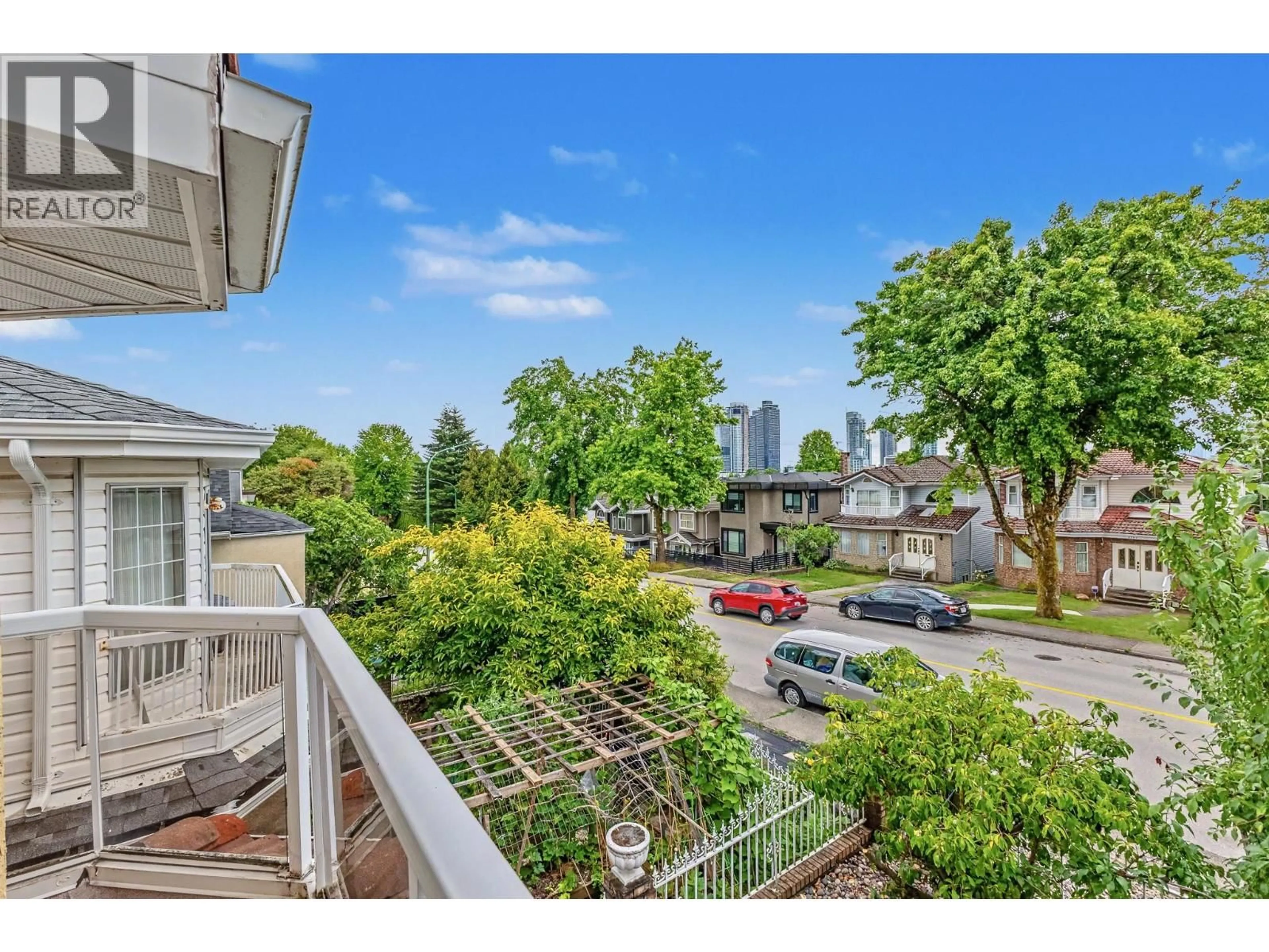 A pic from outside/outdoor area/front of a property/back of a property/a pic from drone, city buildings view from balcony for 4137 PARKER STREET, Burnaby British Columbia V5C3C2