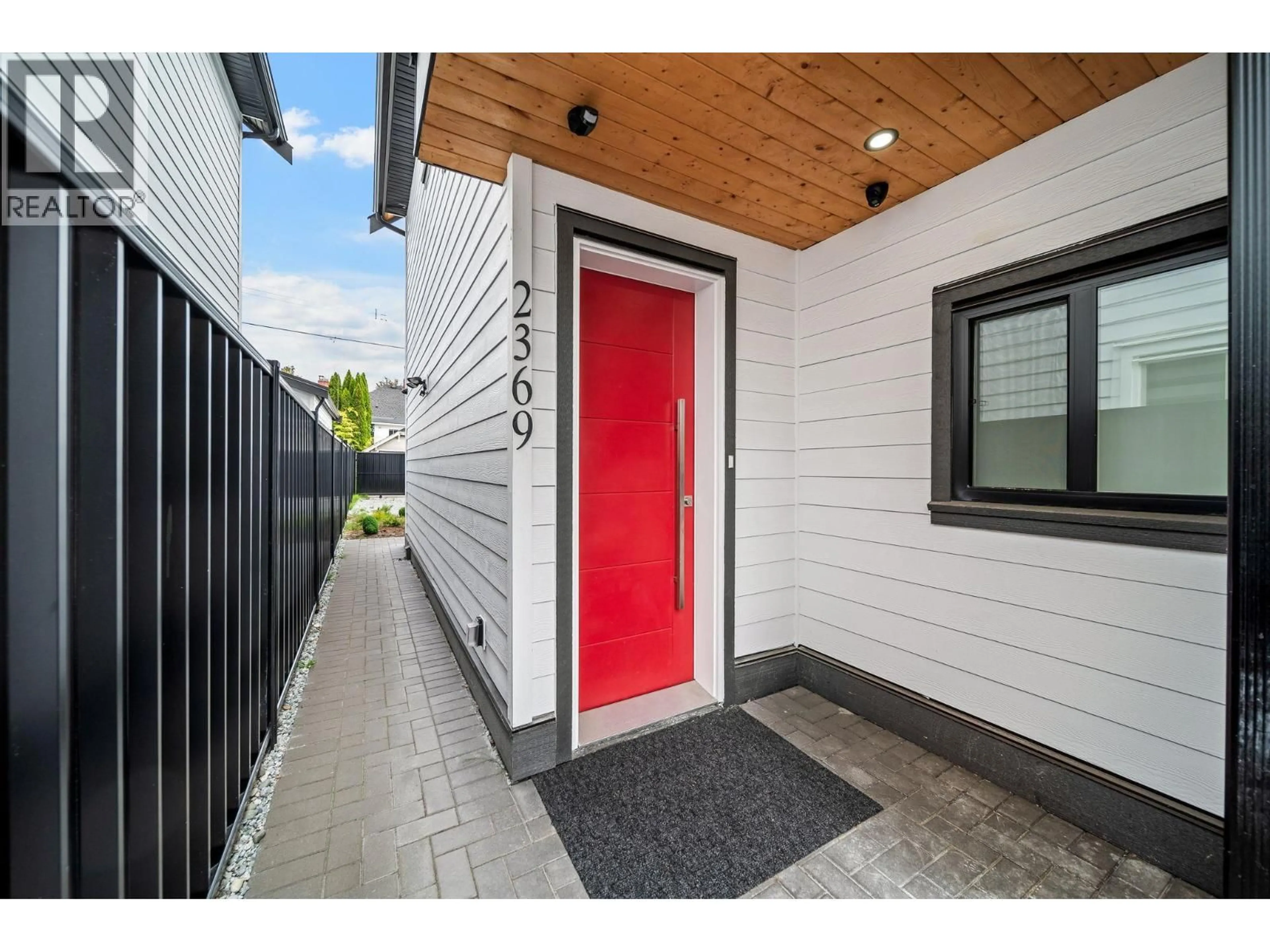 Indoor entryway for 2369 ADANAC STREET, Vancouver British Columbia V5L2E9