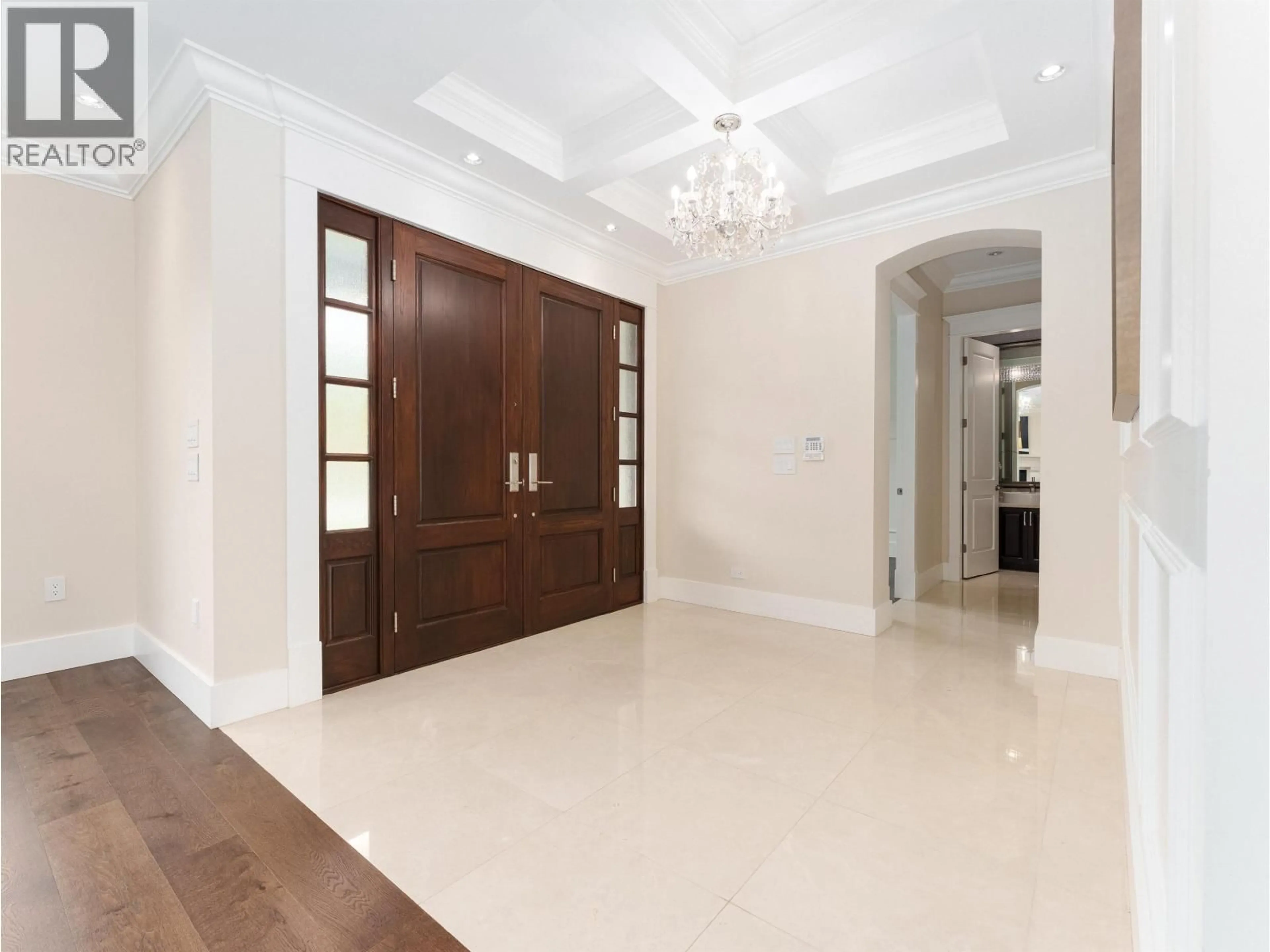 Indoor foyer for 1260 KINGS AVENUE, West Vancouver British Columbia V7T2C4