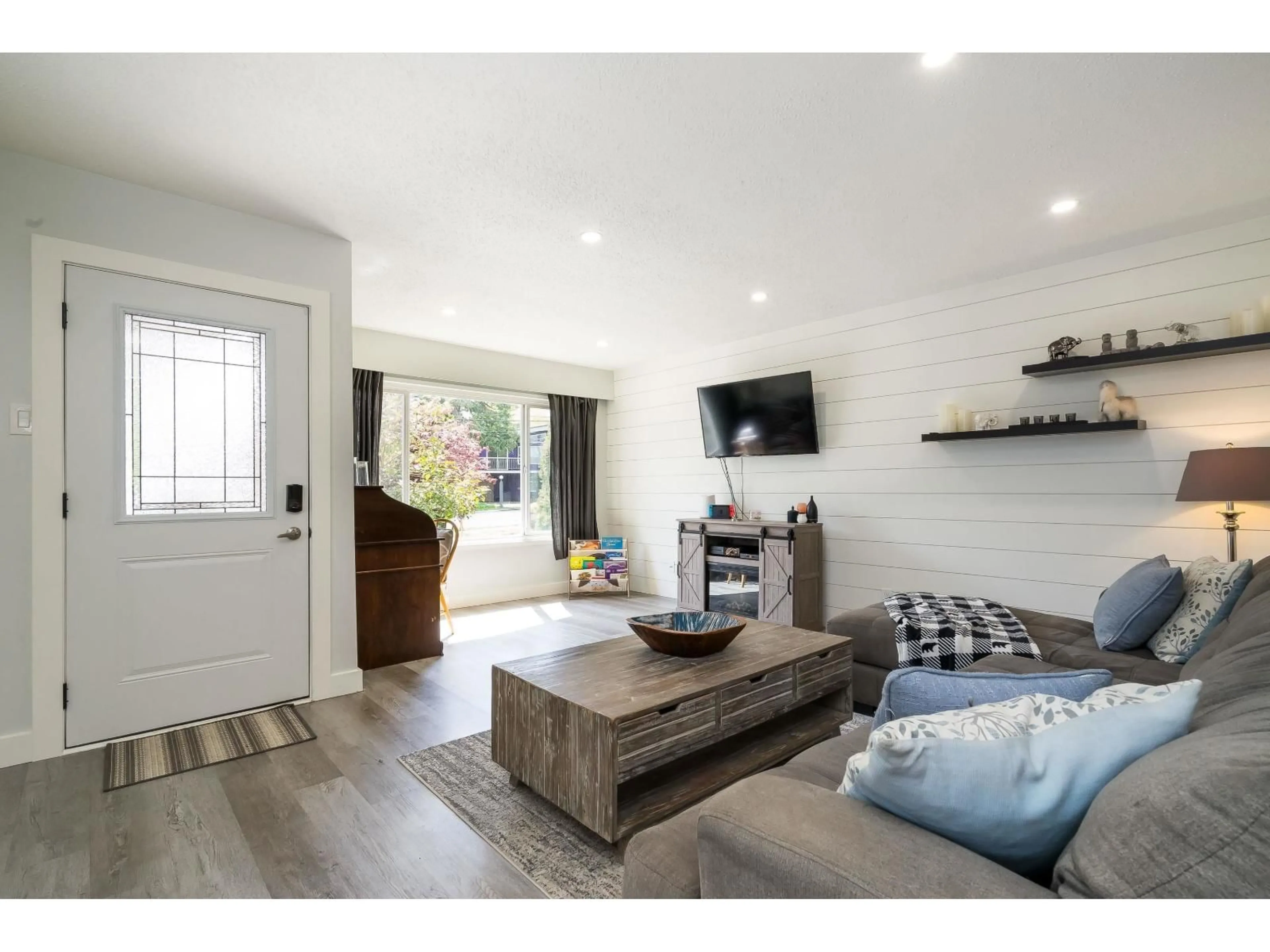 Living room with furniture, wood/laminate floor for 15669 20 AVENUE, Surrey British Columbia V4A2A7
