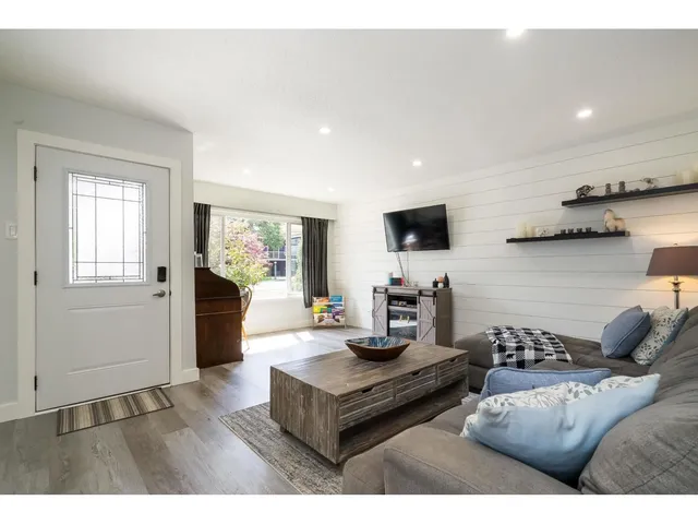 15669 20 AVENUE, Surrey 3