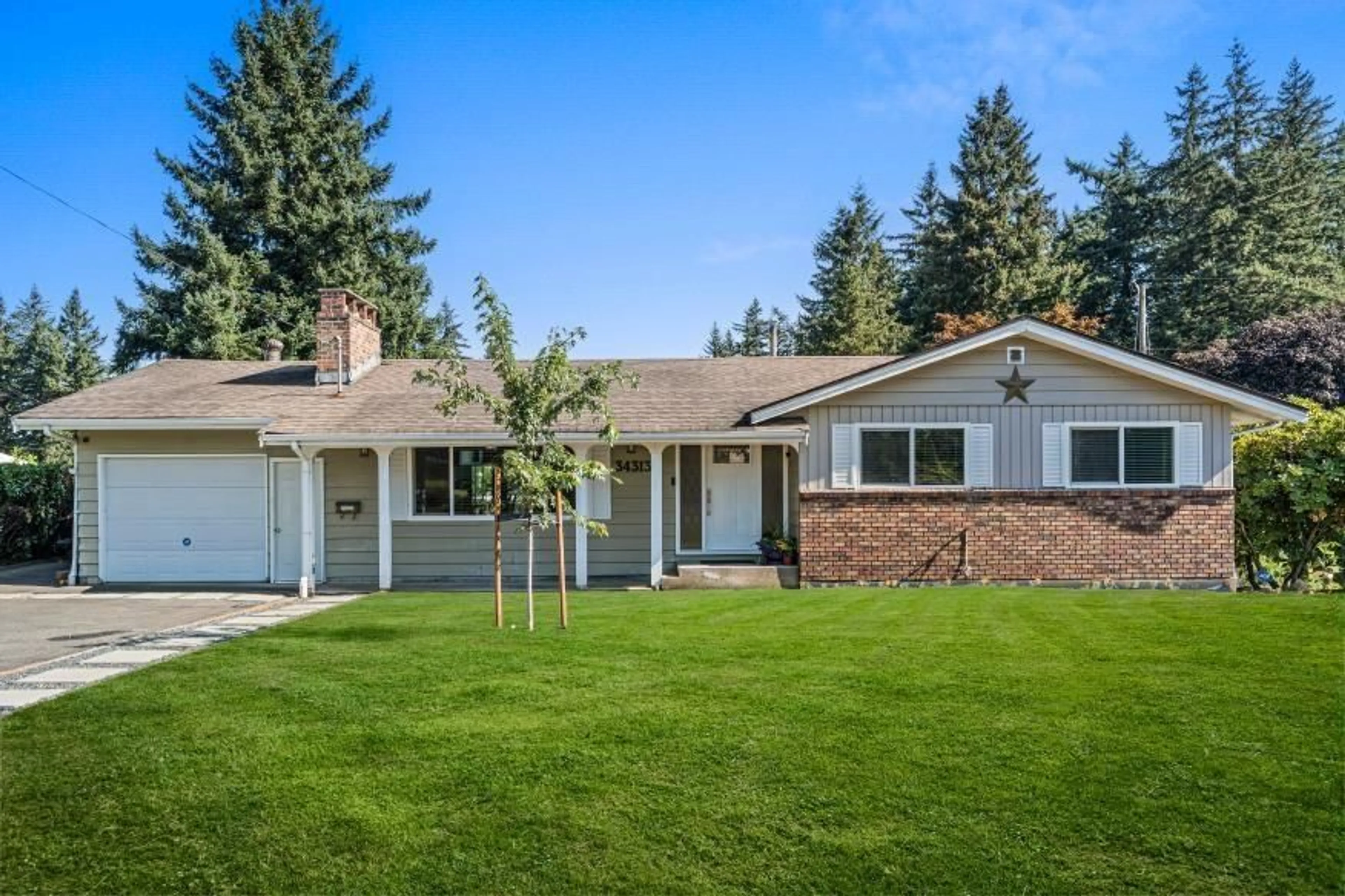 Home with vinyl exterior material, street for 34313 GEORGE FERGUSON WAY, Abbotsford British Columbia V2S2N6
