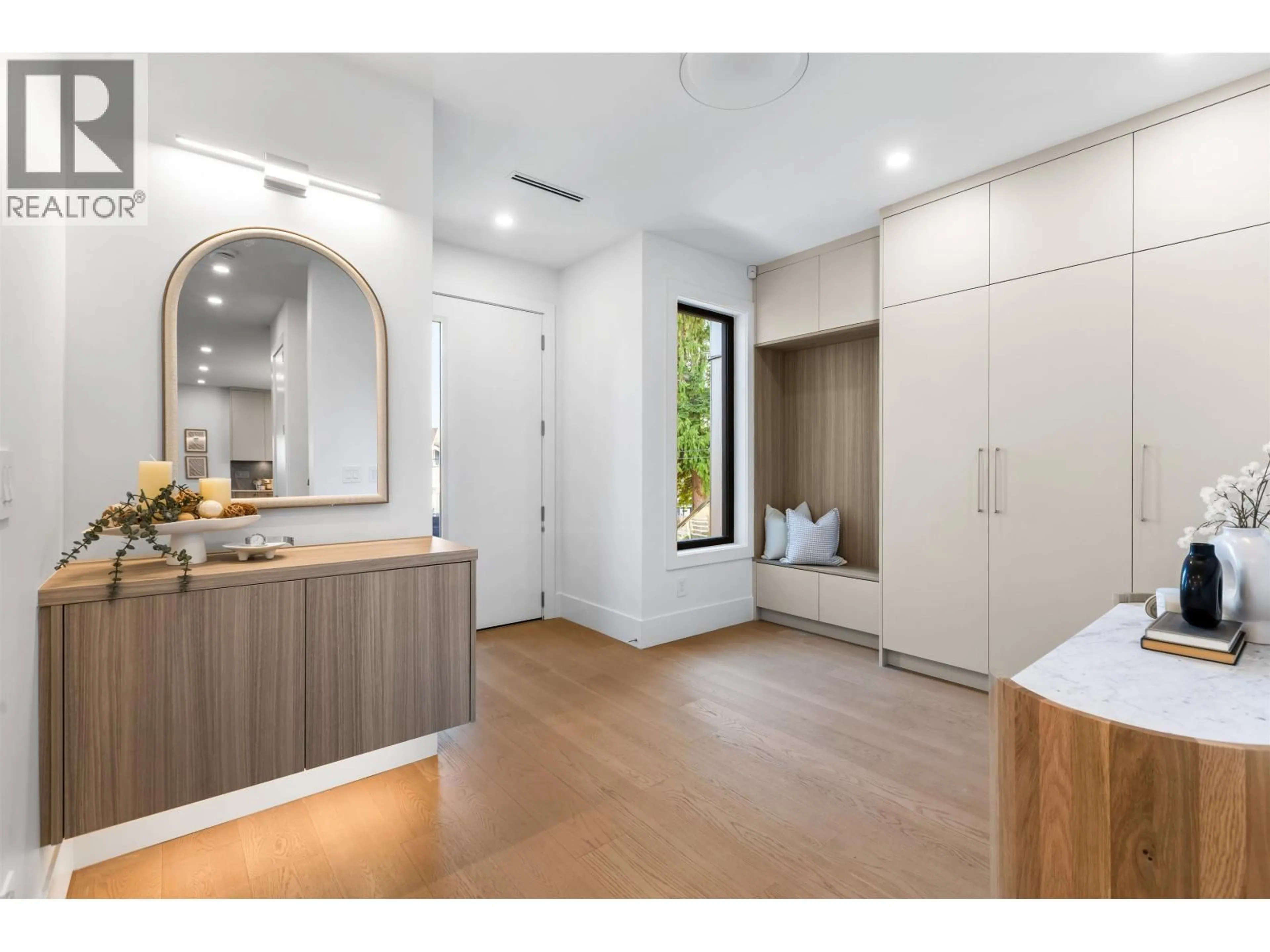 Indoor entryway for 2 - 7061 PAULUS CRESCENT, Burnaby British Columbia V5A1P4