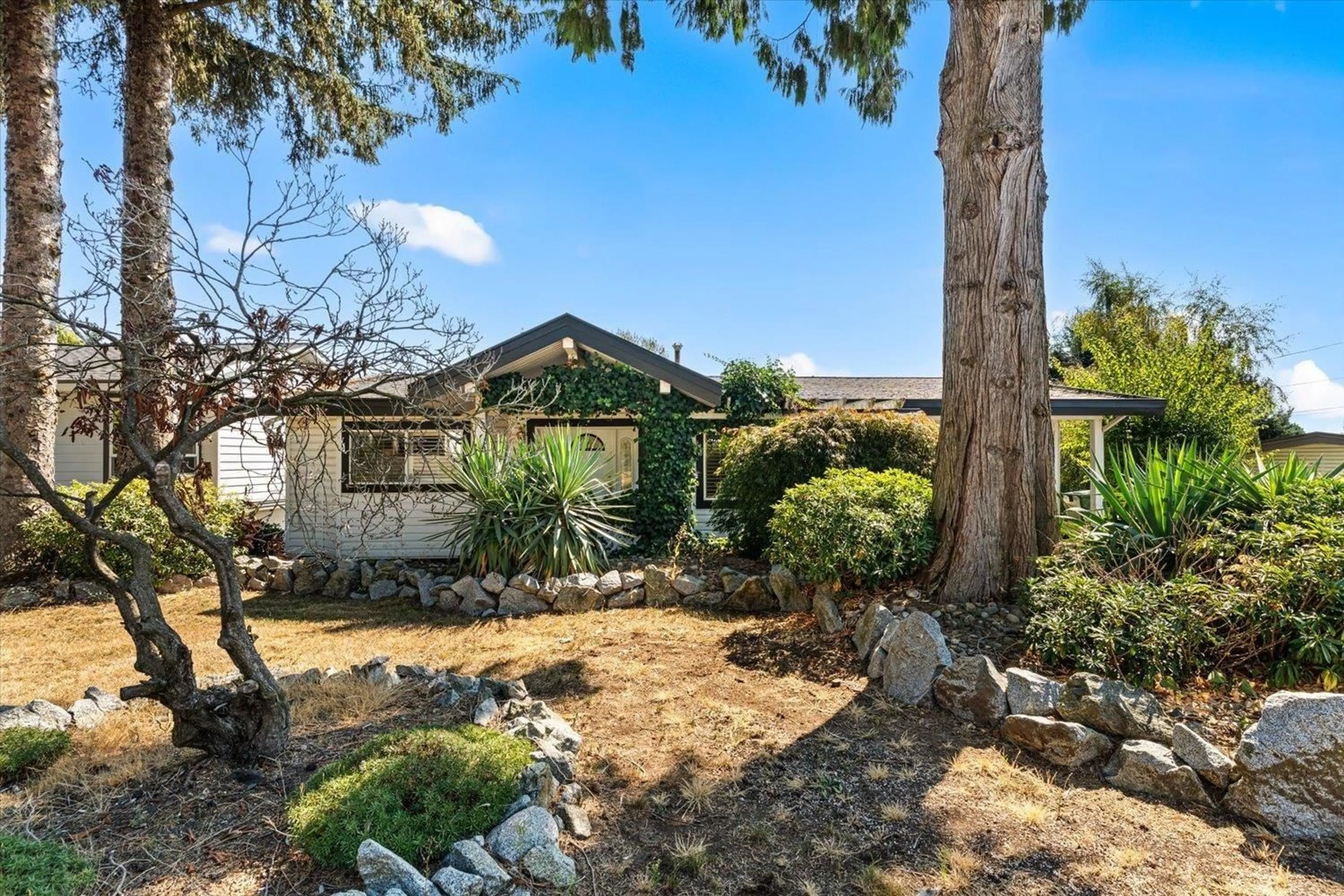 A pic from outside/outdoor area/front of a property/back of a property/a pic from drone, street for 2034 MAJESTIC CRESCENT, Abbotsford British Columbia V2T3G1