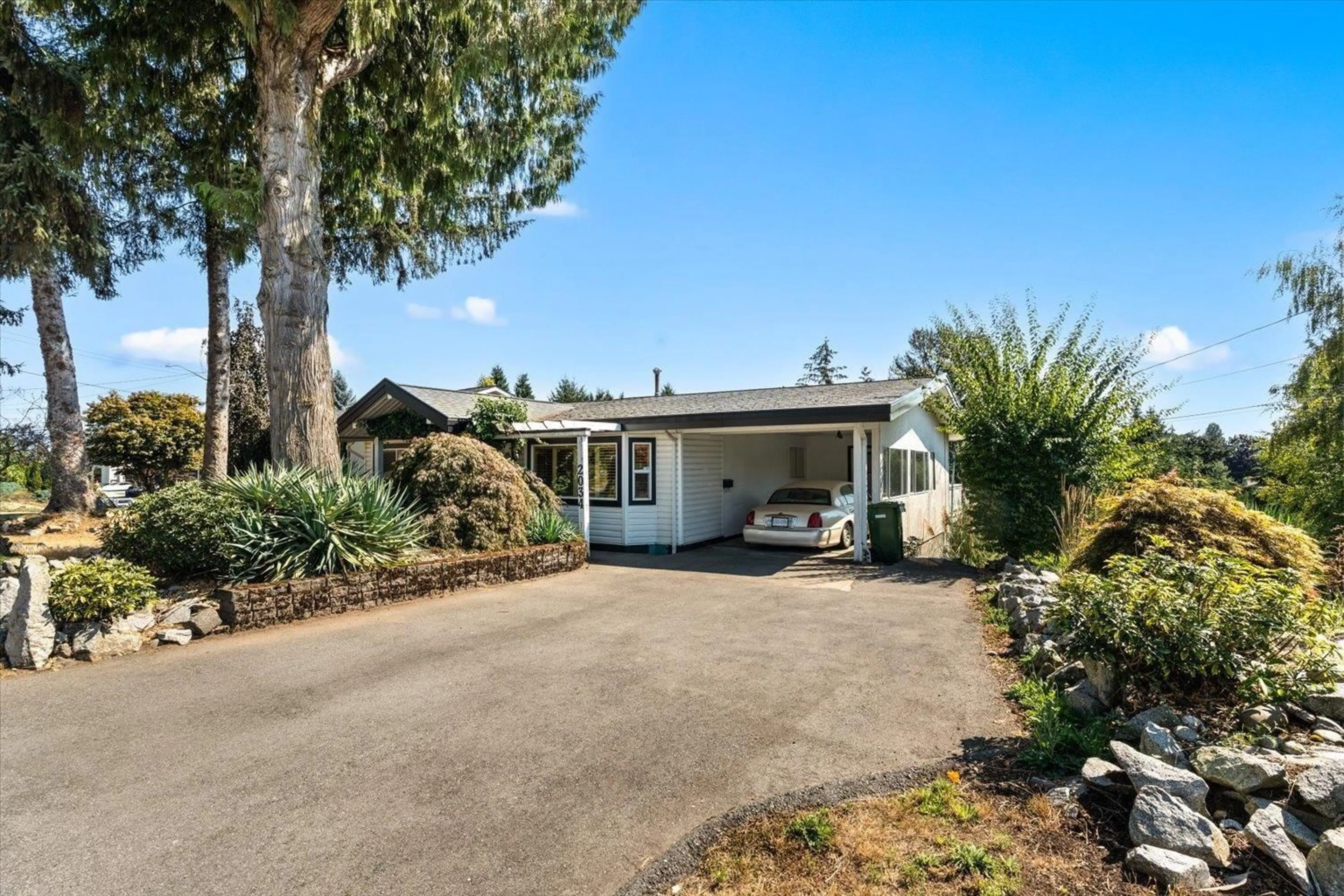 A pic from outside/outdoor area/front of a property/back of a property/a pic from drone, street for 2034 MAJESTIC CRESCENT, Abbotsford British Columbia V2T3G1