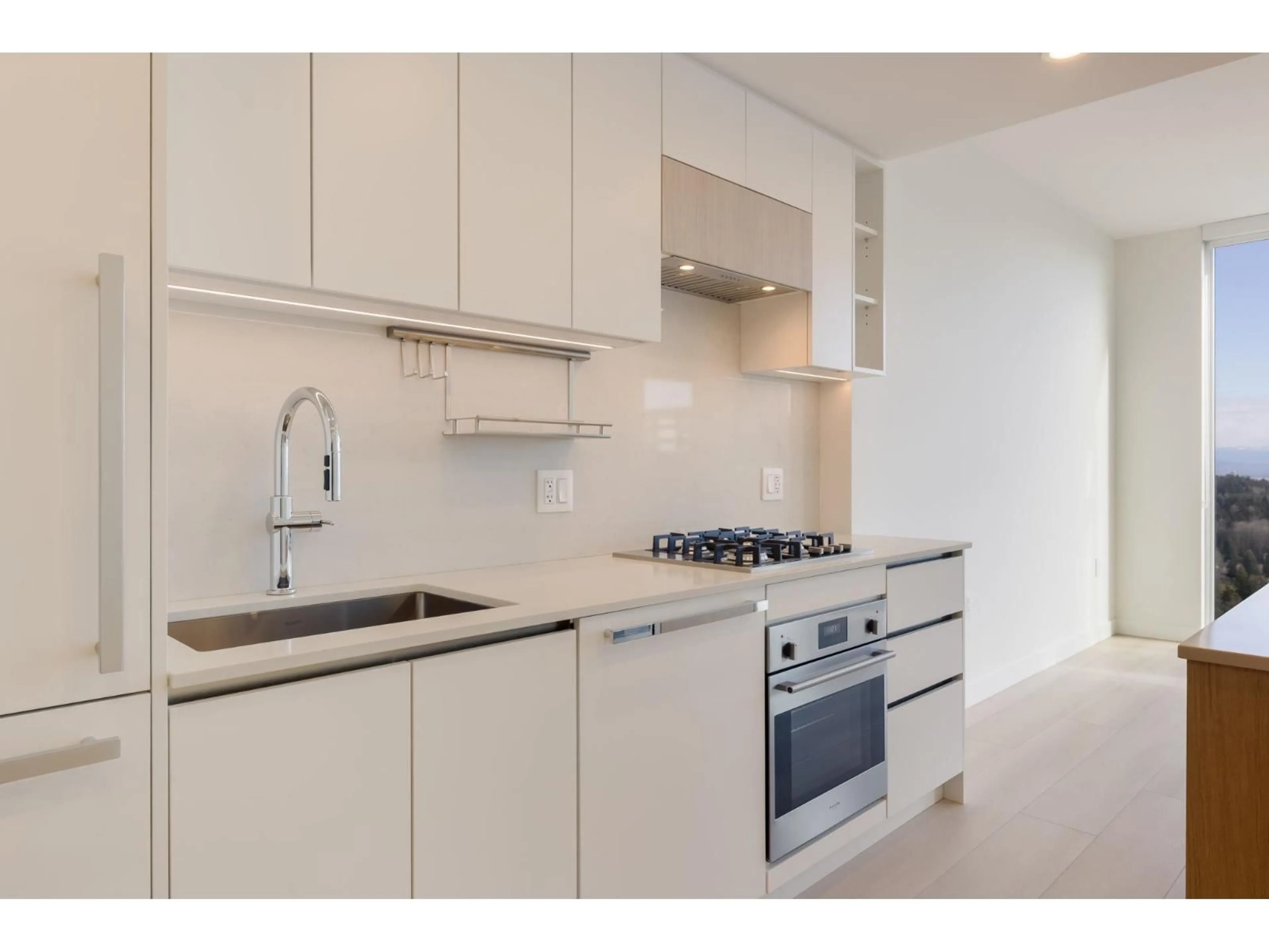 Standard kitchen, unknown for 3402 - 13573 98A AVENUE, Surrey British Columbia V3T0X1