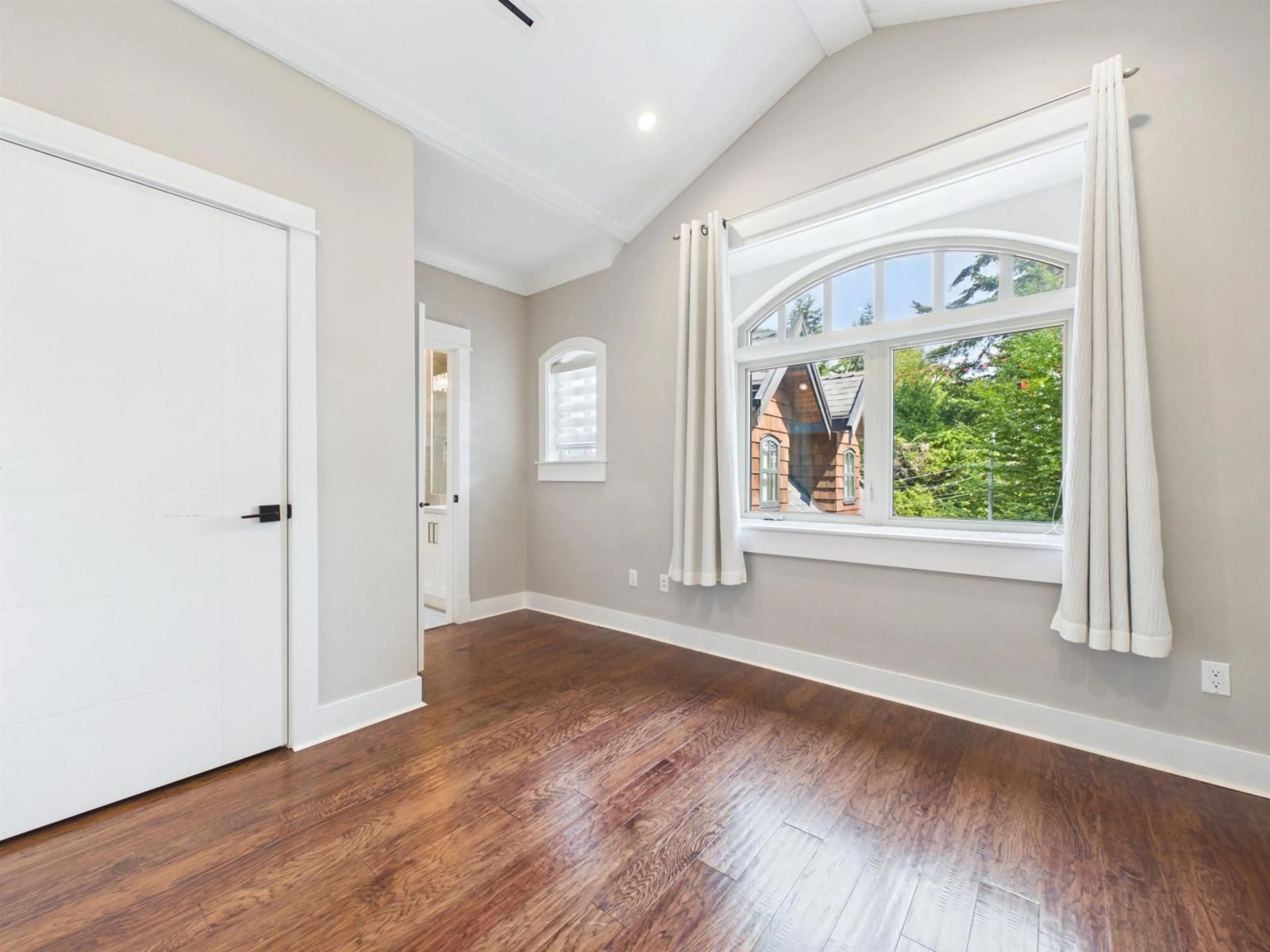 Indoor entryway for 2309 154 STREET, Surrey British Columbia V4A4S6
