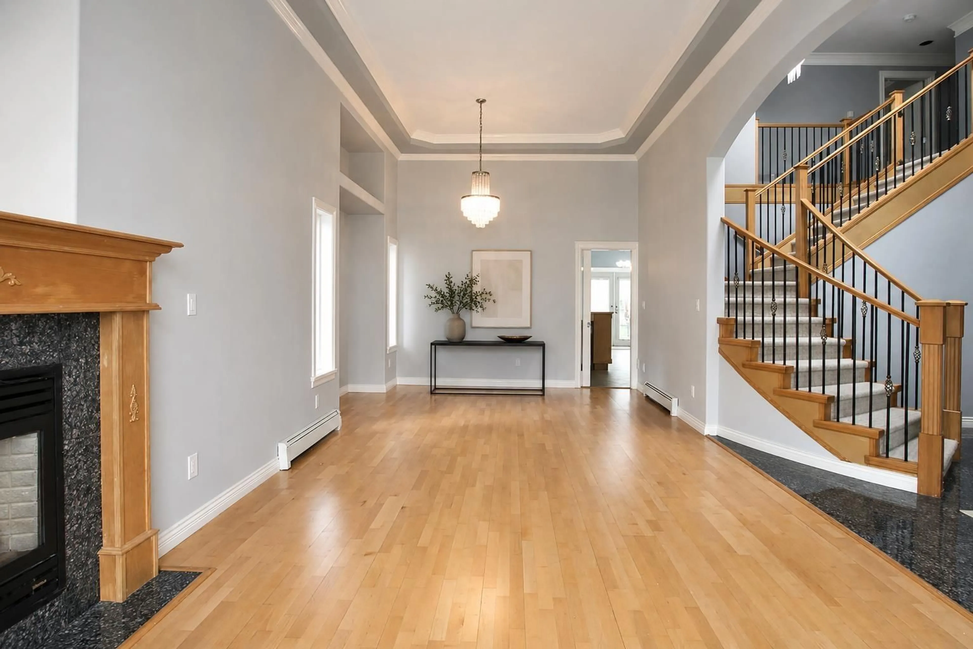 Indoor foyer for 10304 128 STREET, Surrey British Columbia V3T2Z4