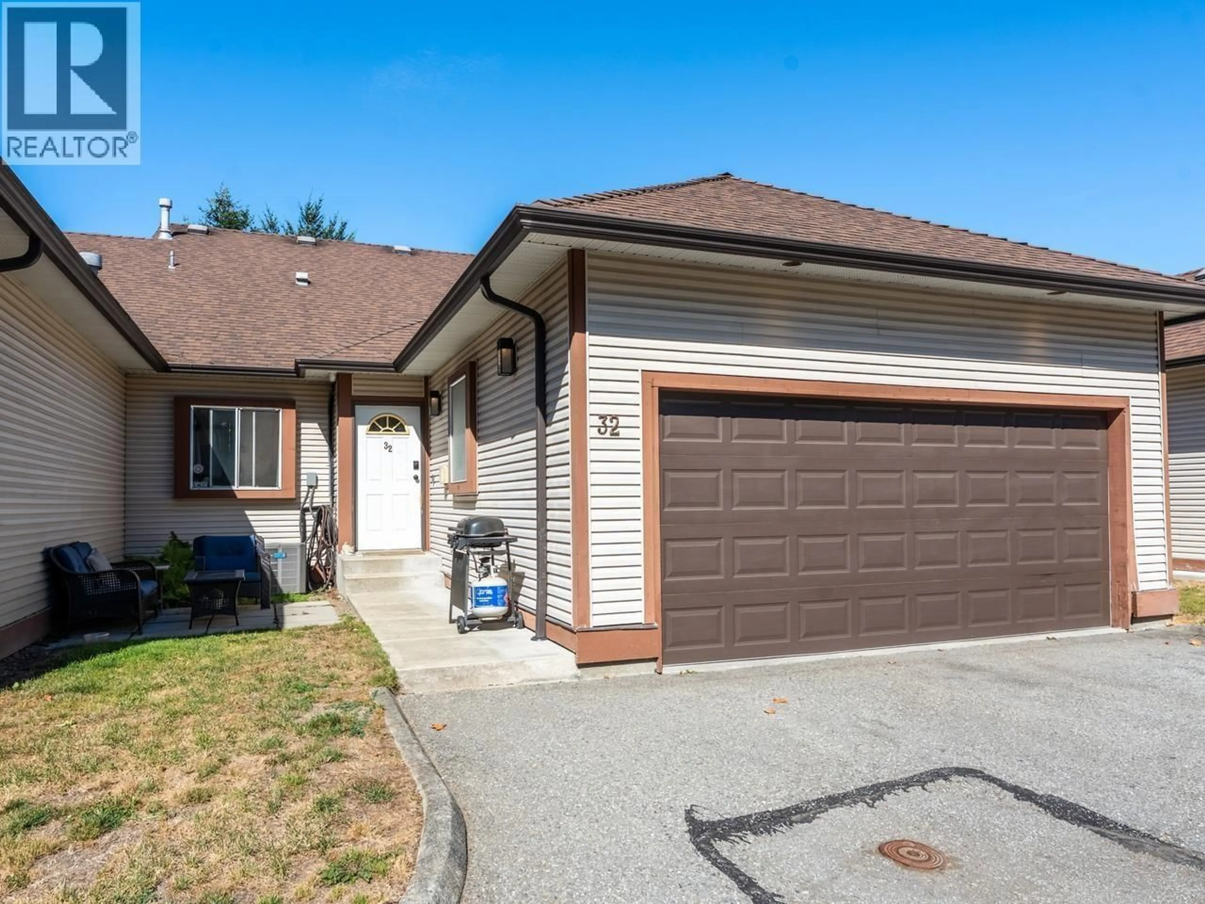Home with vinyl exterior material, street for 32 - 23151 HANEY, Maple Ridge British Columbia V2X0S5