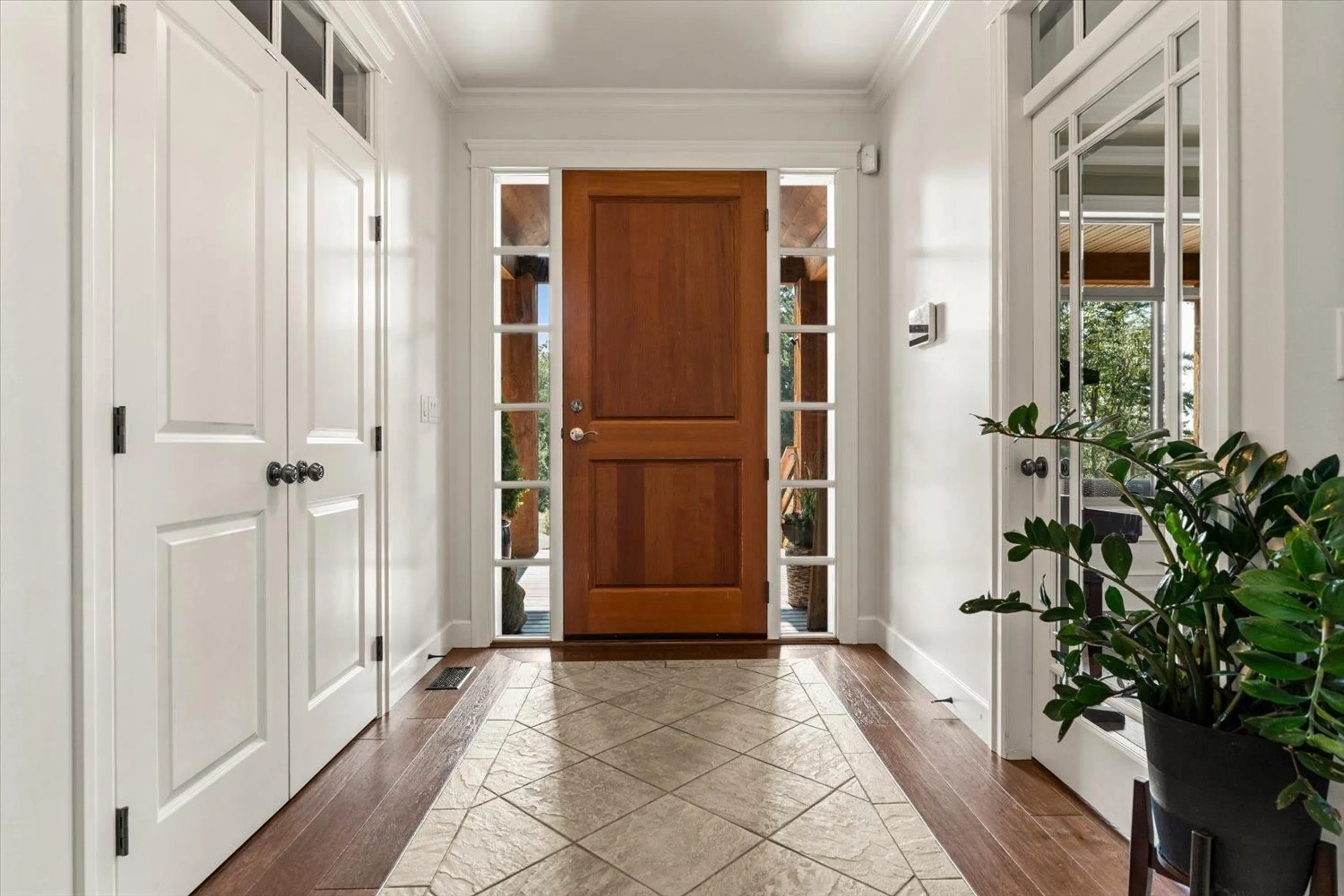 Indoor entryway for 41150 OLD YALE ROAD, Abbotsford British Columbia V3G2S9