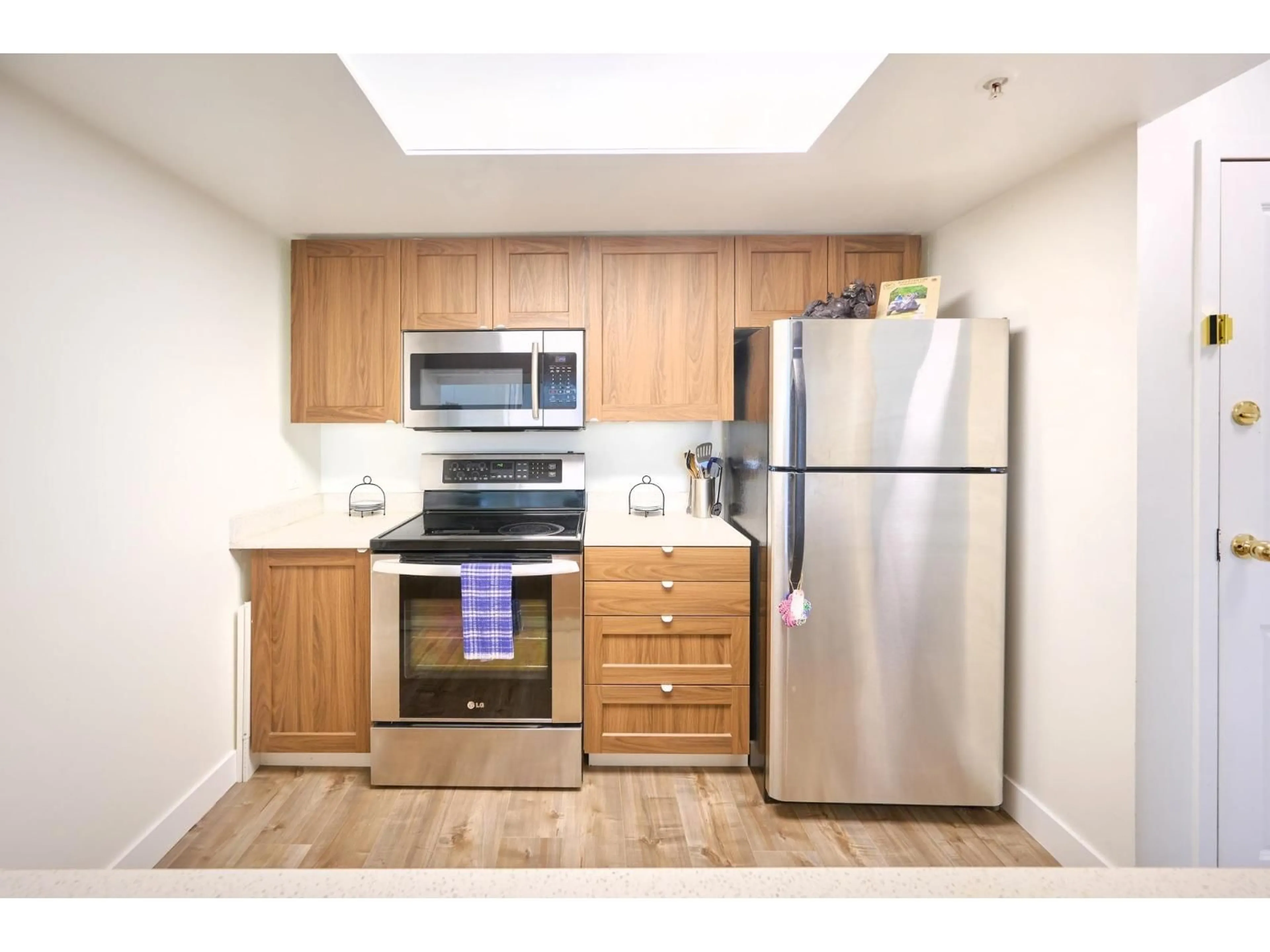 Standard kitchen, wood/laminate floor for 705 - 10523 UNIVERSITY DRIVE, Surrey British Columbia V3T5T8
