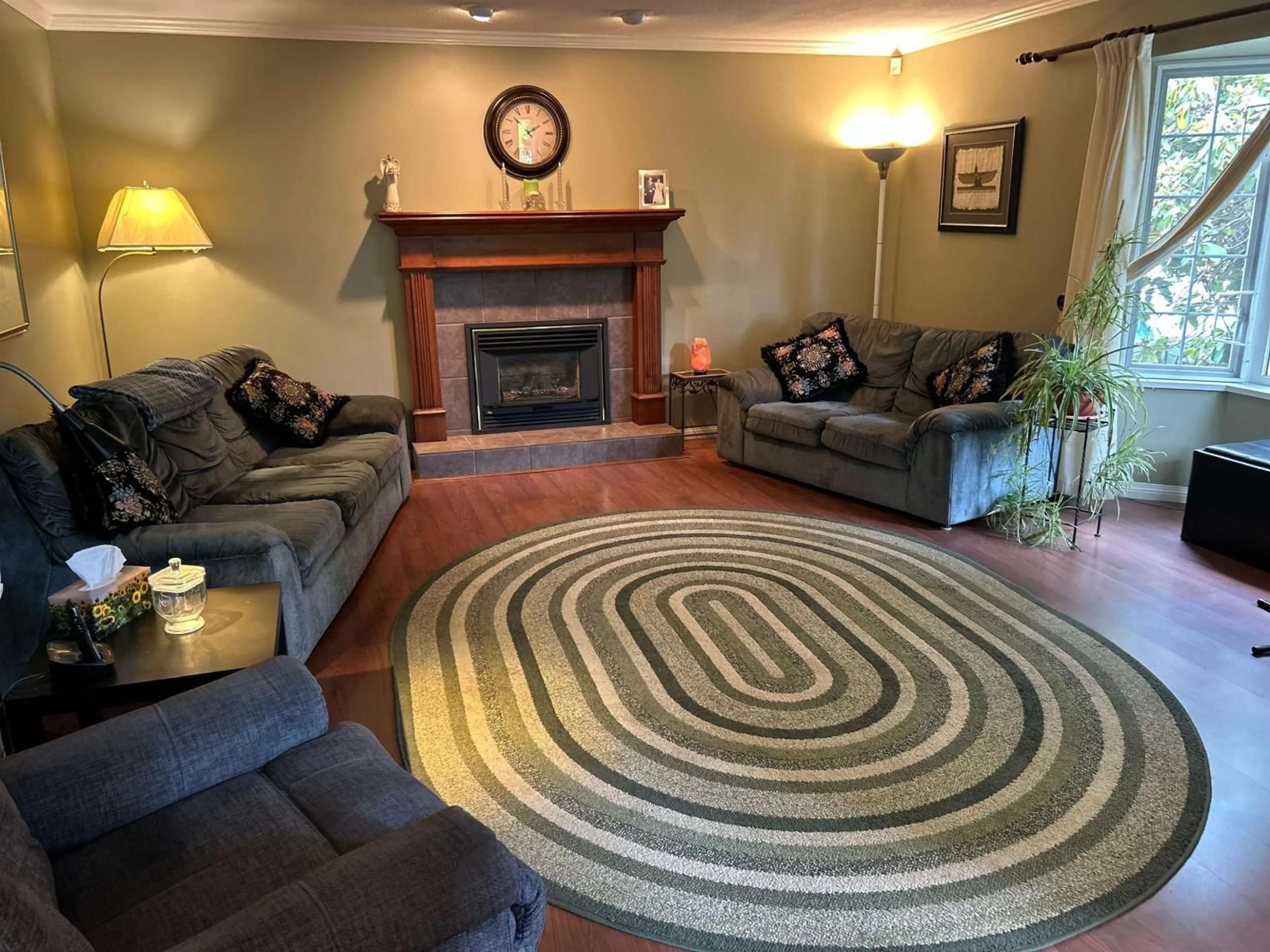 Living room with furniture, carpet floor for 7597 WREN STREET, Mission British Columbia V2V3C2