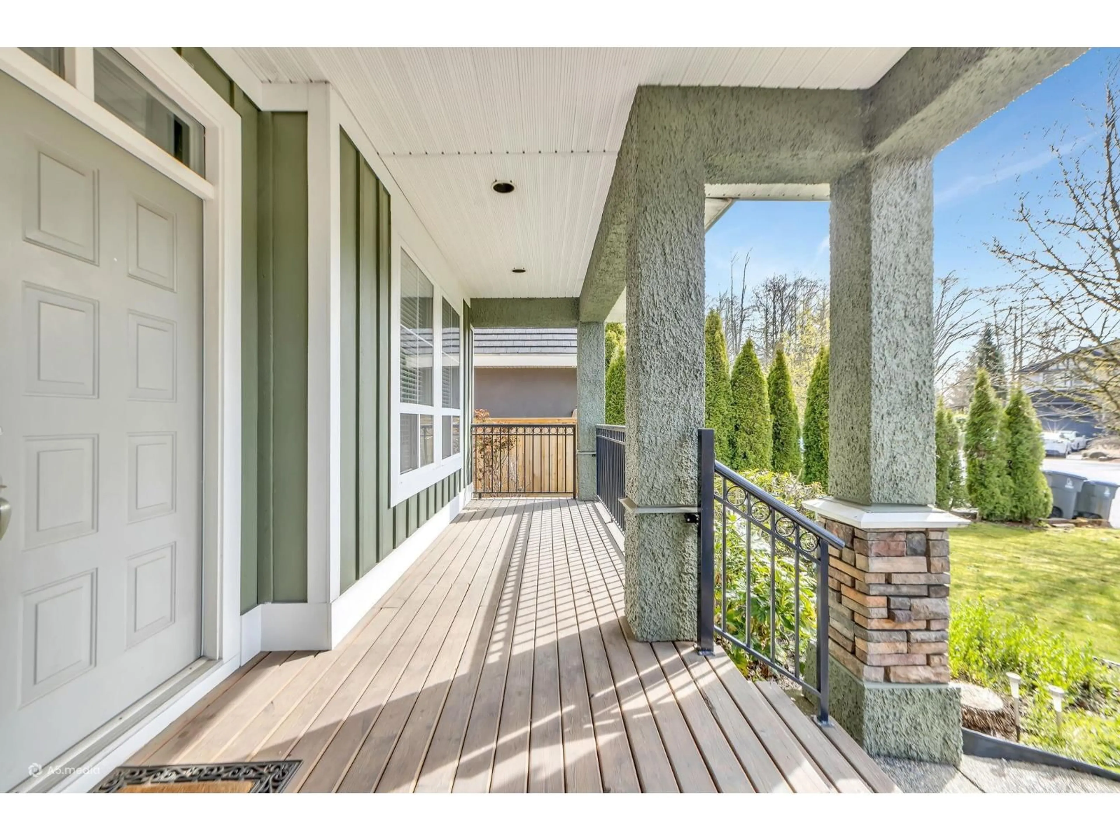 Indoor entryway for 16215 79A AVENUE, Surrey British Columbia V4N0M7