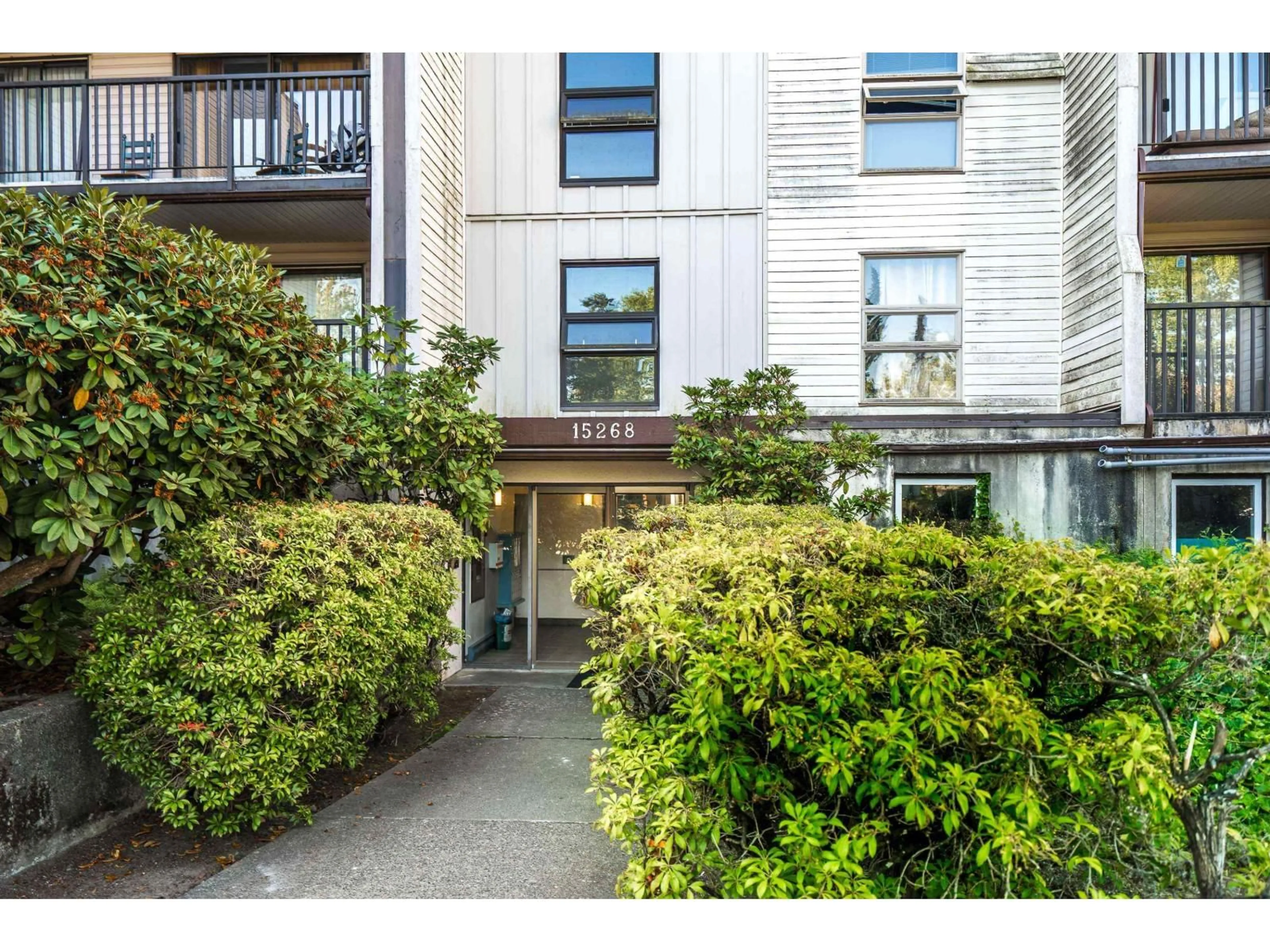 Indoor foyer for 307 - 15268 100 AVENUE, Surrey British Columbia V3R7V1