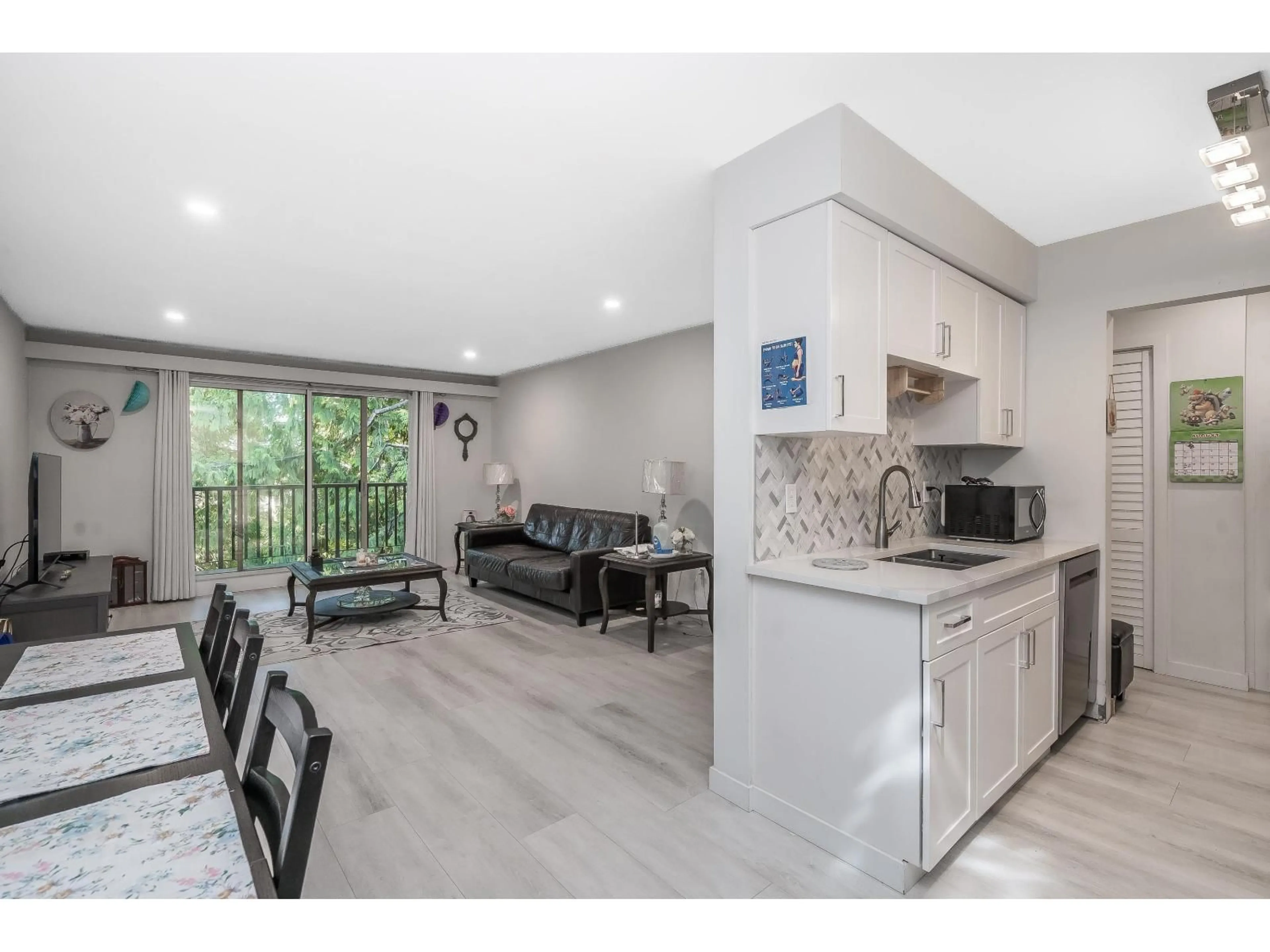 Open concept kitchen, ceramic/tile floor for 307 - 15268 100 AVENUE, Surrey British Columbia V3R7V1