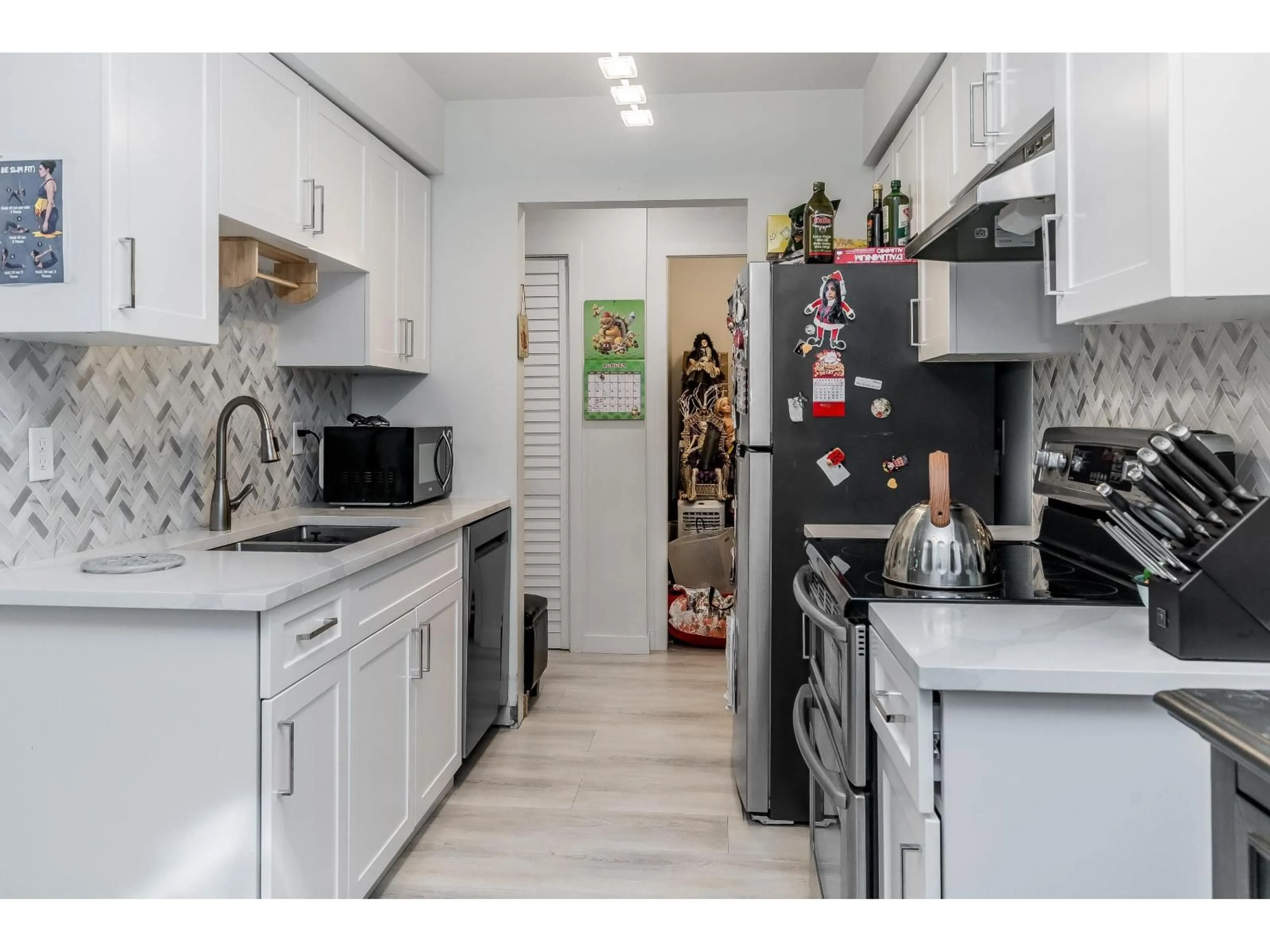 Standard kitchen, unknown for 307 - 15268 100 AVENUE, Surrey British Columbia V3R7V1