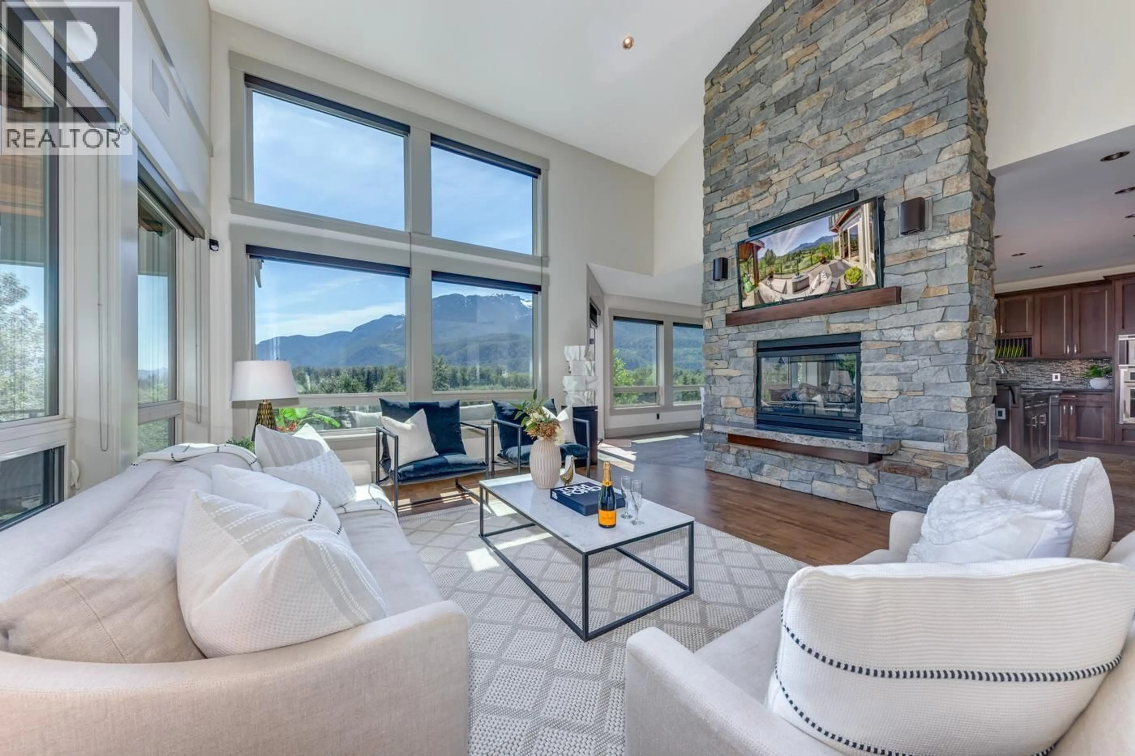 Living room with furniture, unknown for 41155 ROCKRIDGE PLACE, Squamish British Columbia V8B0S4