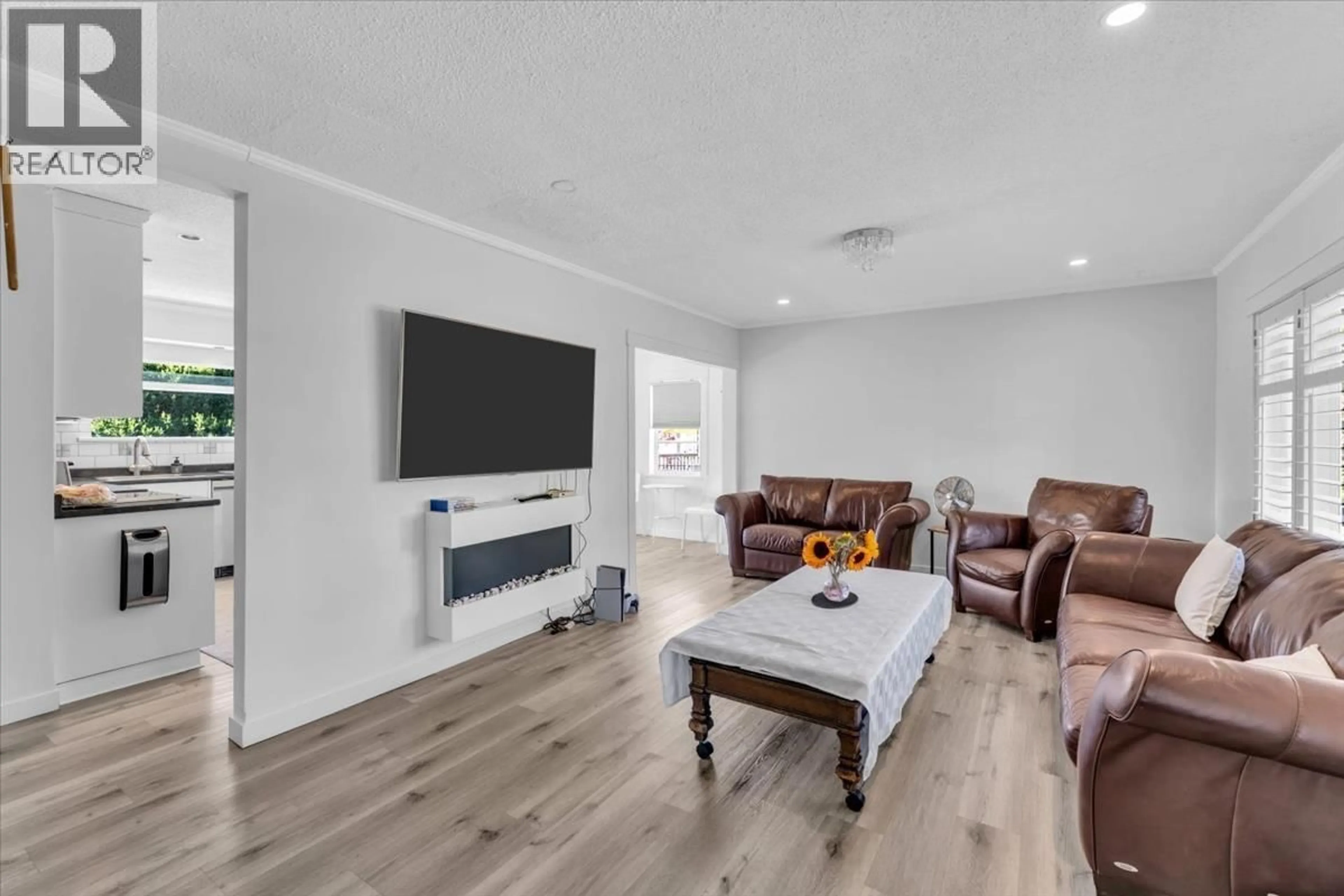 Living room with furniture, wood/laminate floor for 135 27 STREET, North Vancouver British Columbia V7N1B3