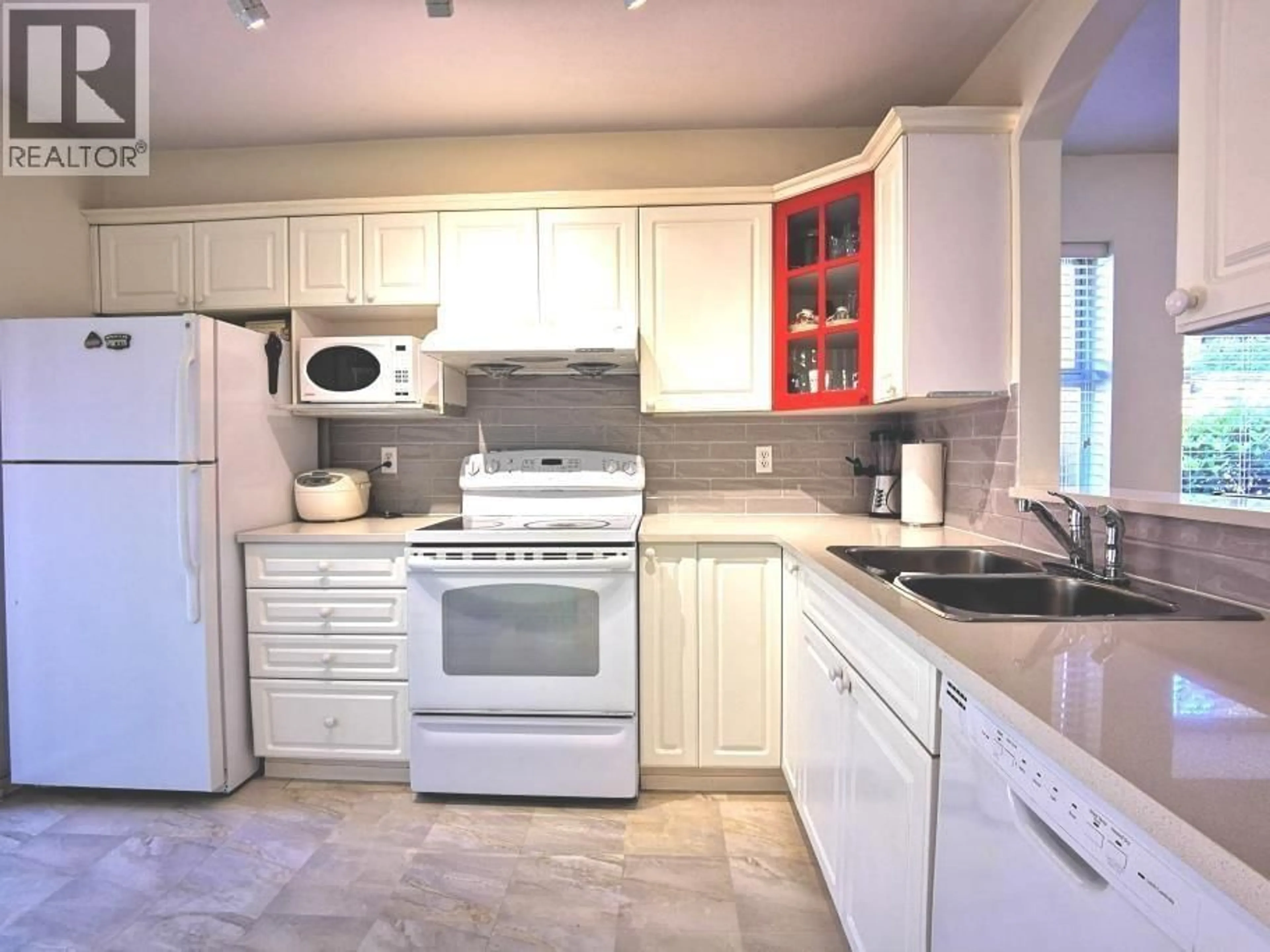 Standard kitchen, ceramic/tile floor for 6 - 7488 SALISBURY AVENUE, Burnaby British Columbia V5E3A3