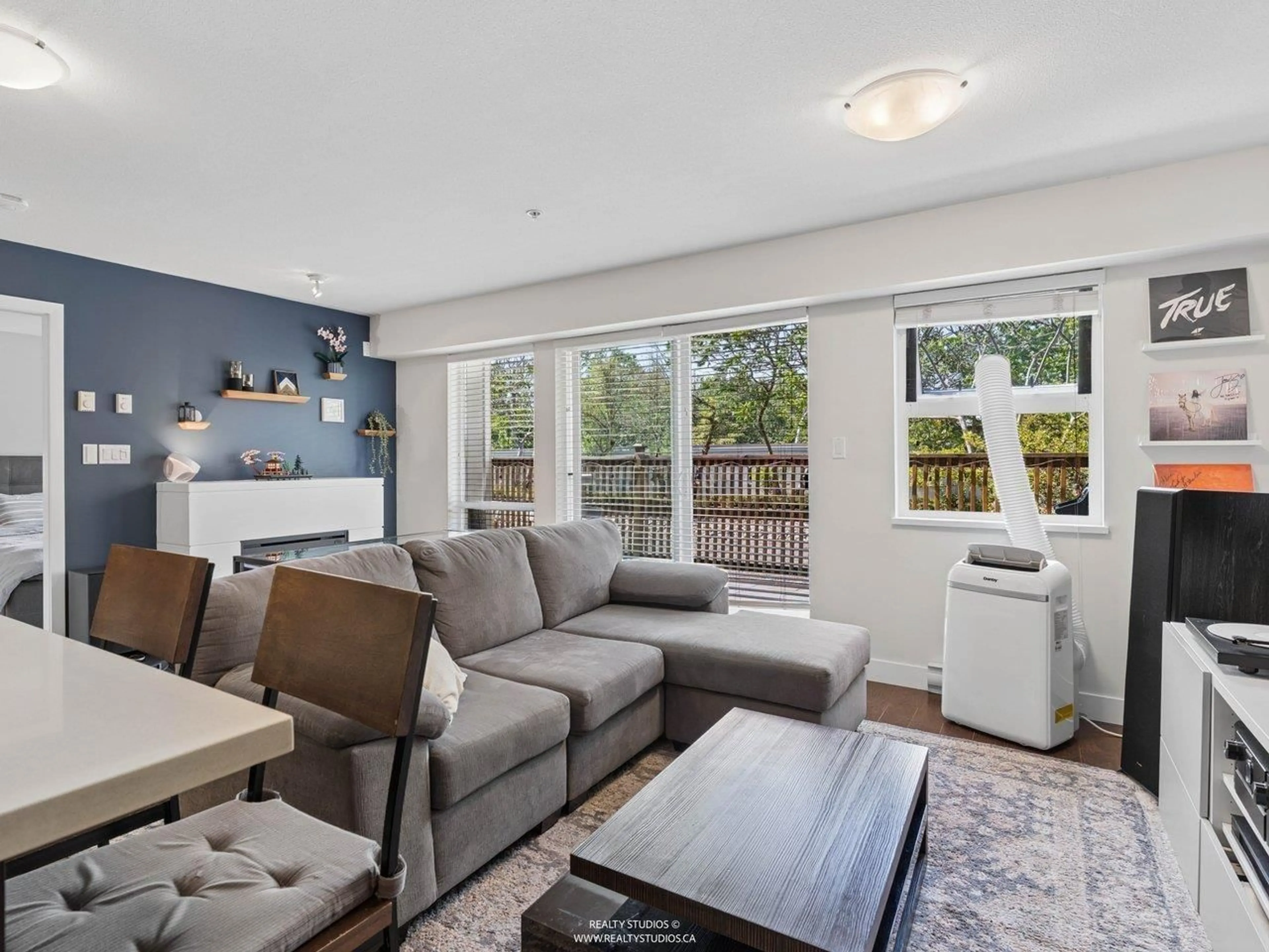 Living room with furniture, unknown for 215 - 15735 CROYDON DRIVE, Surrey British Columbia V3Z2L5
