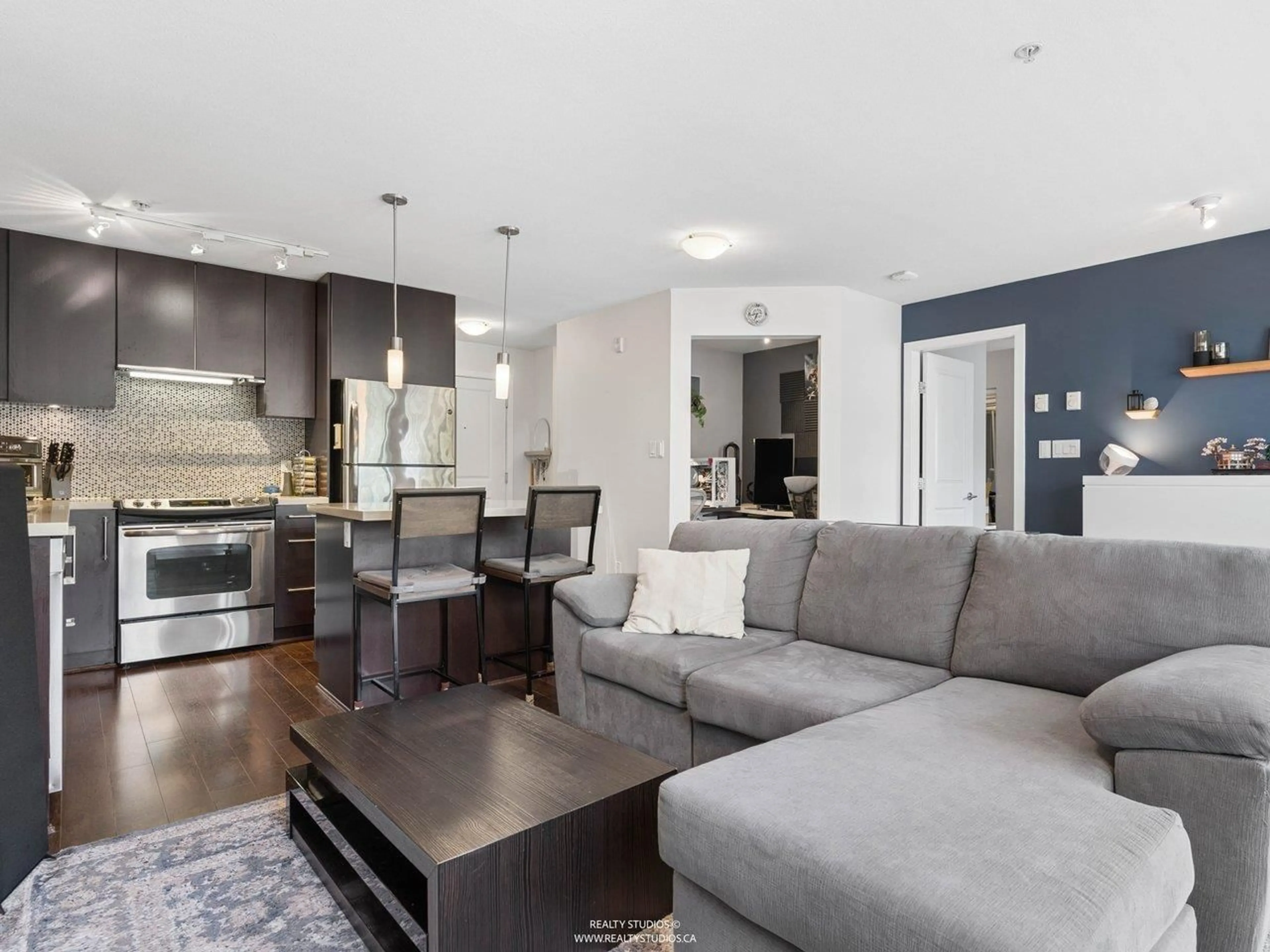 Living room with furniture, unknown for 215 - 15735 CROYDON DRIVE, Surrey British Columbia V3Z2L5