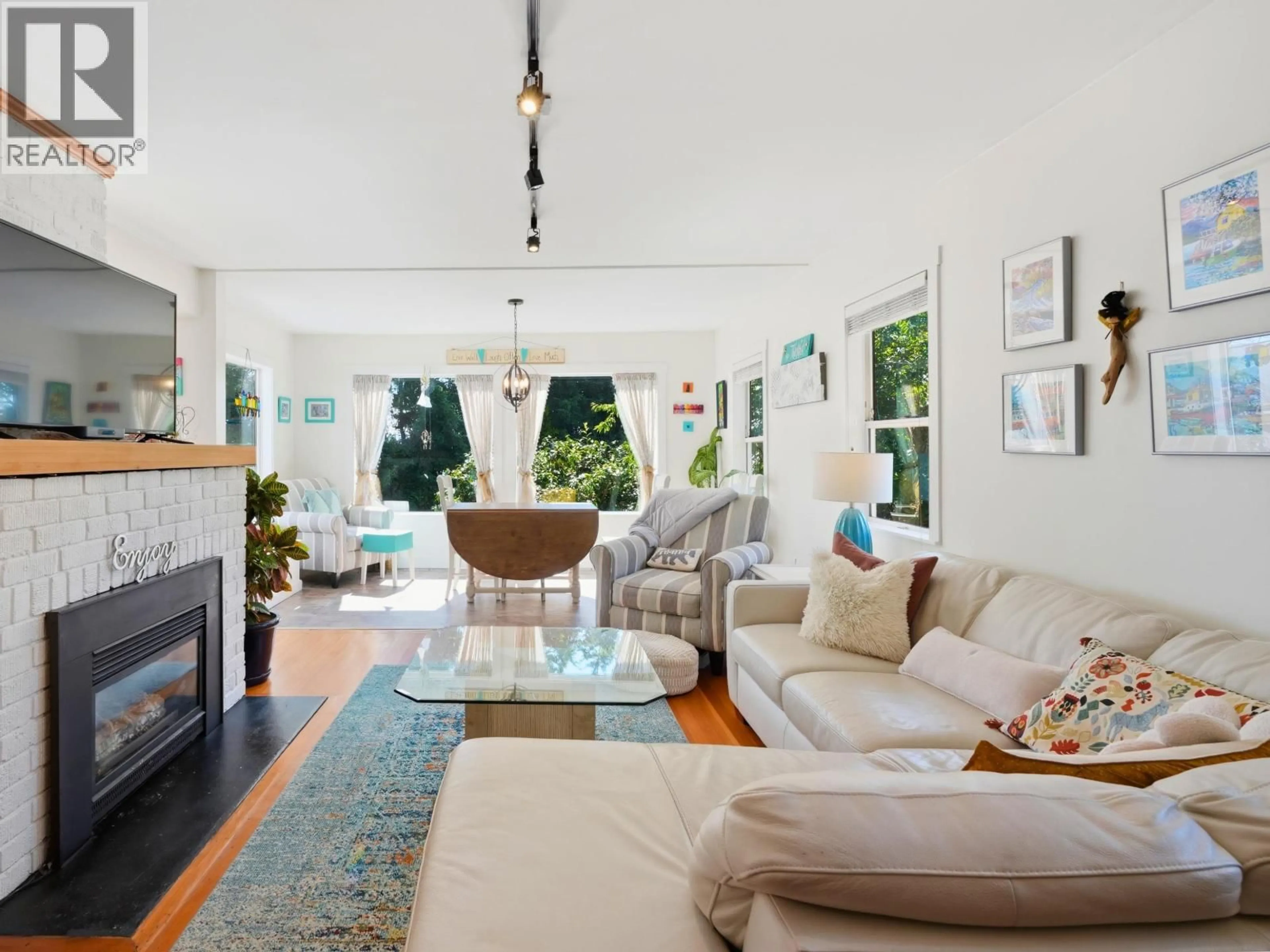 Living room with furniture, unknown for 557 NORTH FLETCHER ROAD, Gibsons British Columbia V0N1V9