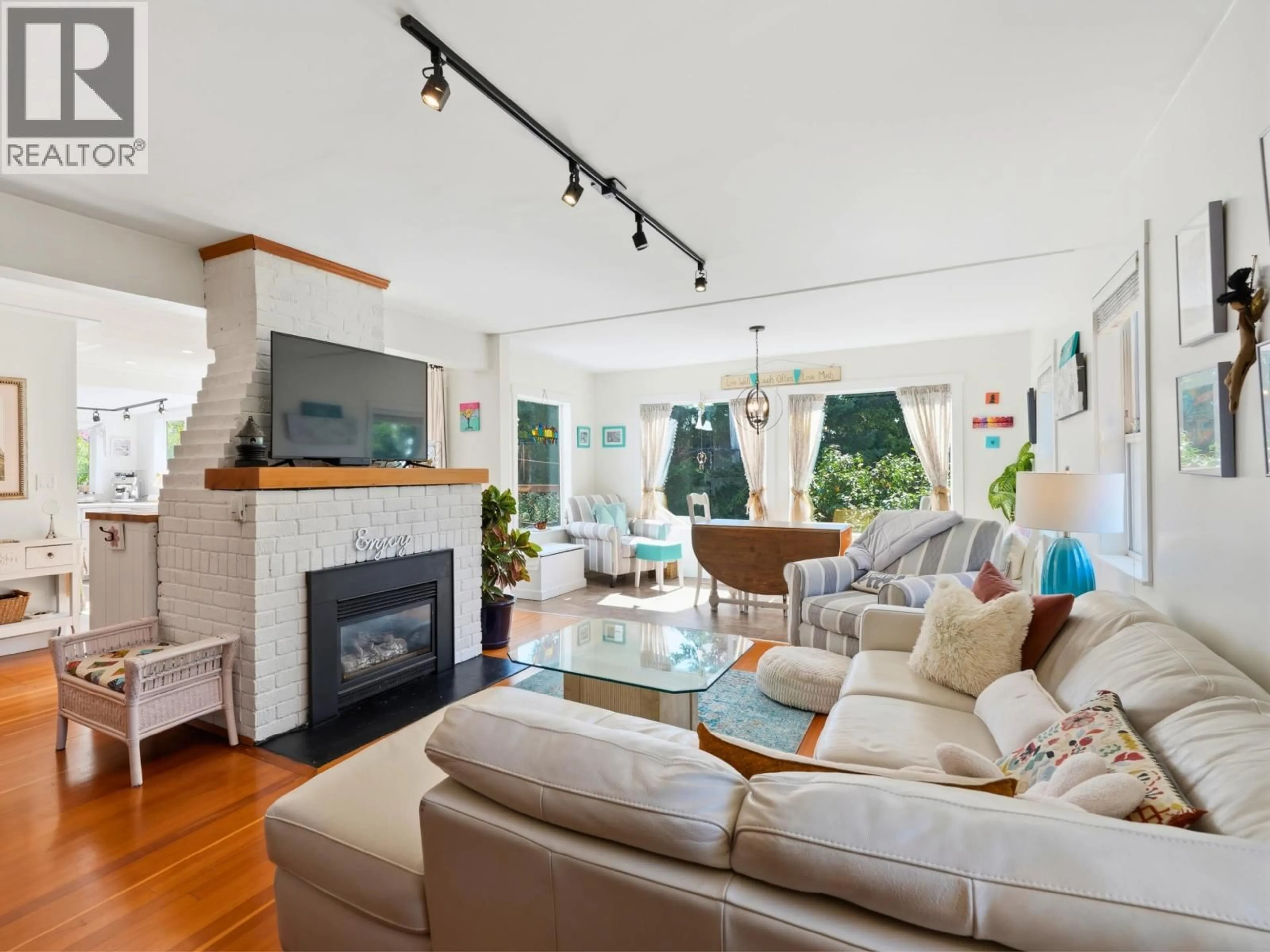 Living room with furniture, wood/laminate floor for 557 NORTH FLETCHER ROAD, Gibsons British Columbia V0N1V9