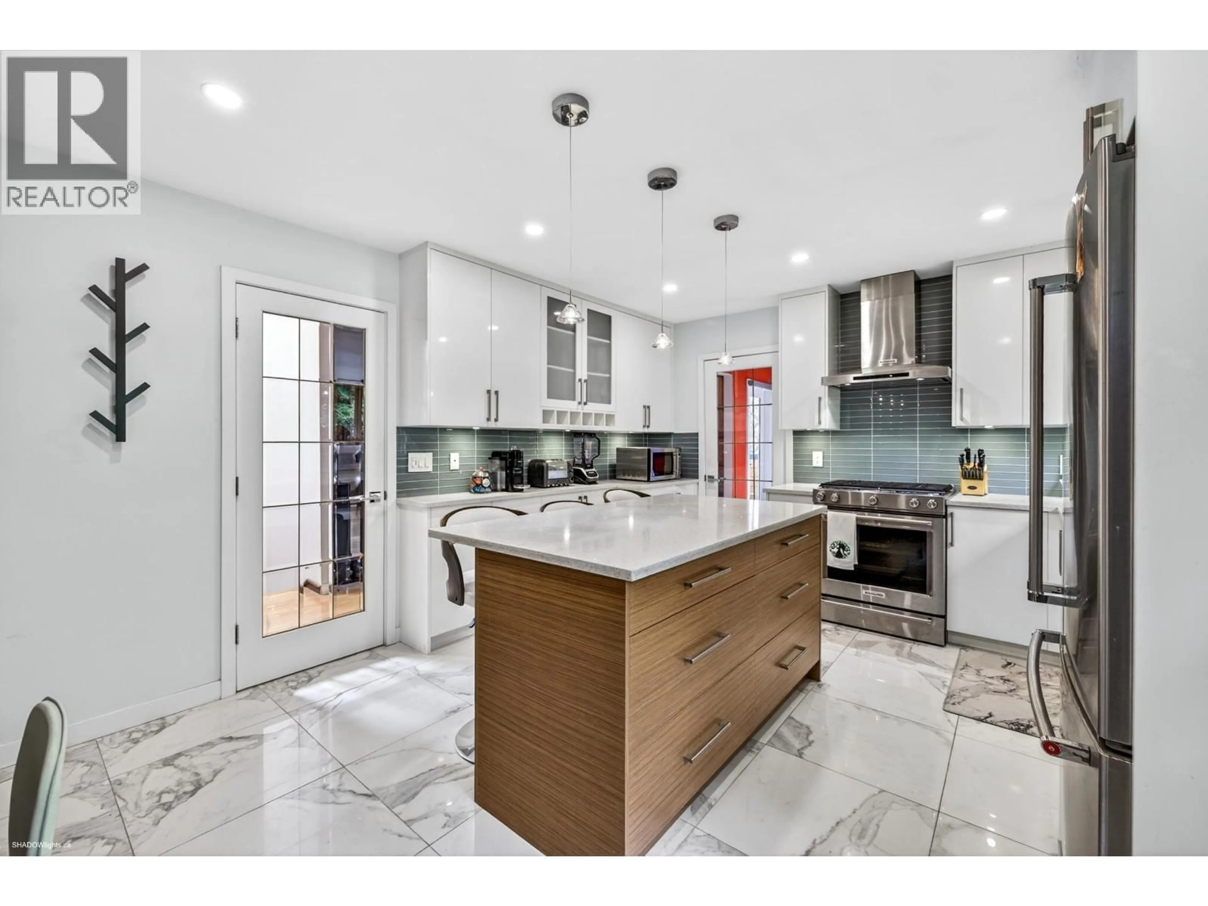 Open concept kitchen, ceramic/tile floor for 6858 PATTERSON AVENUE, Burnaby British Columbia V5J3N6