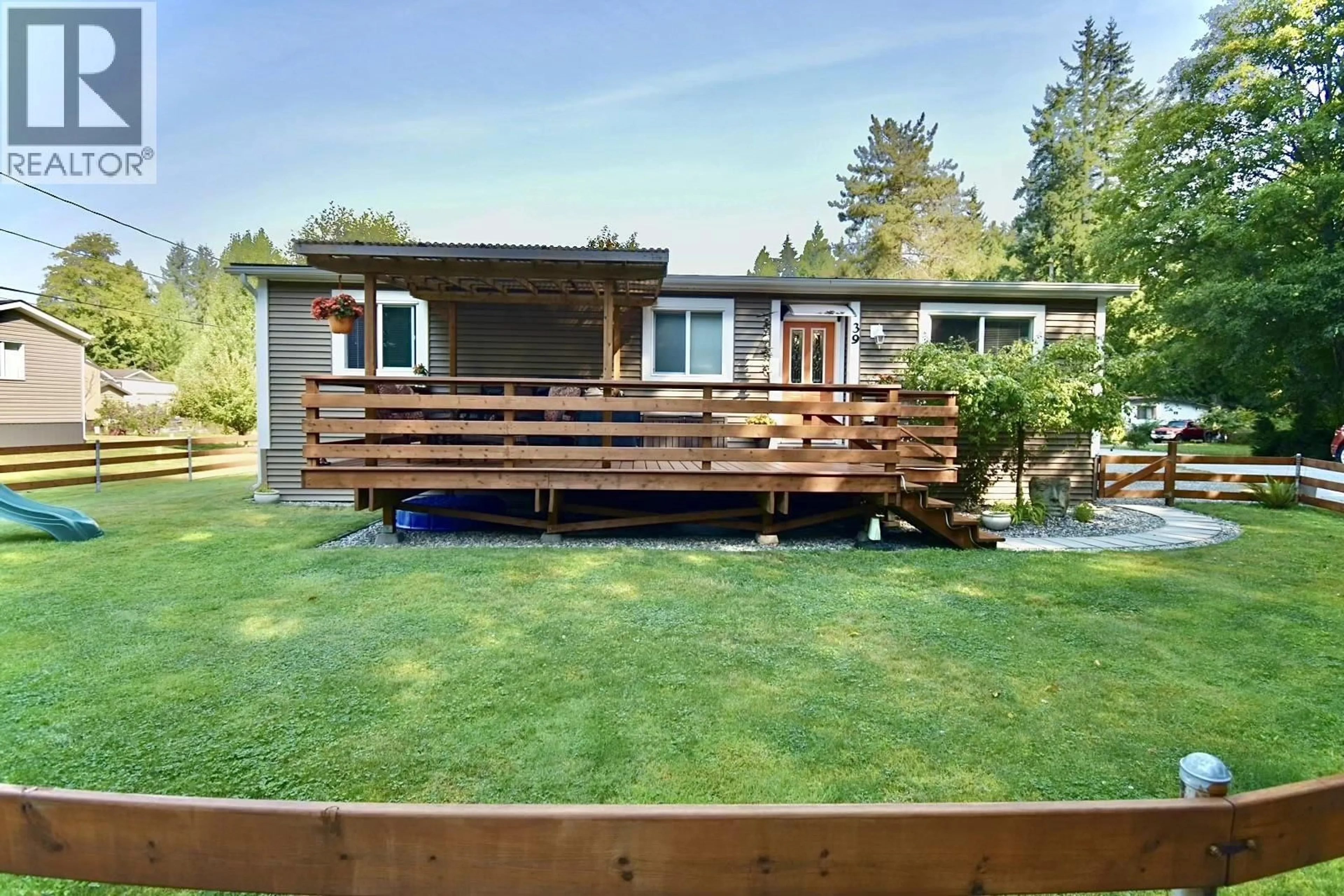 A pic from outside/outdoor area/front of a property/back of a property/a pic from drone, unknown for 39 - 1413 SUNSHINE COAST HIGHWAY, Gibsons British Columbia V0N1V5